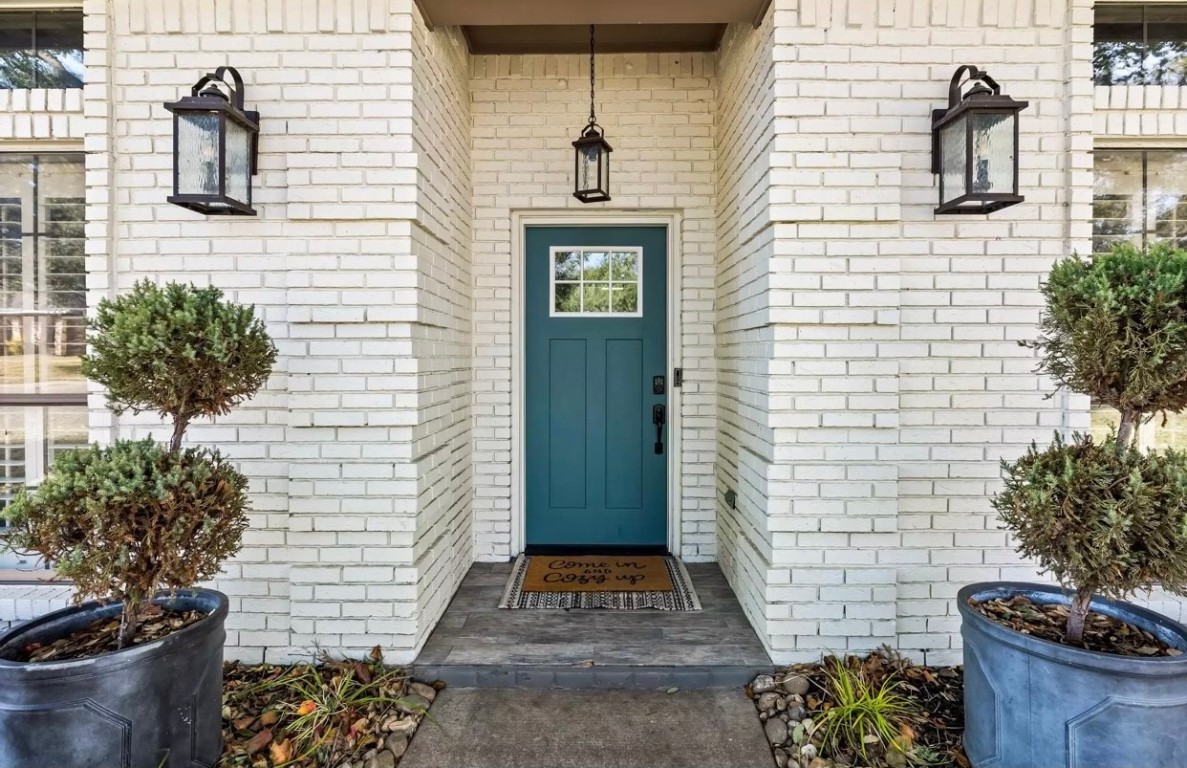 807 Lake Meadows Circle