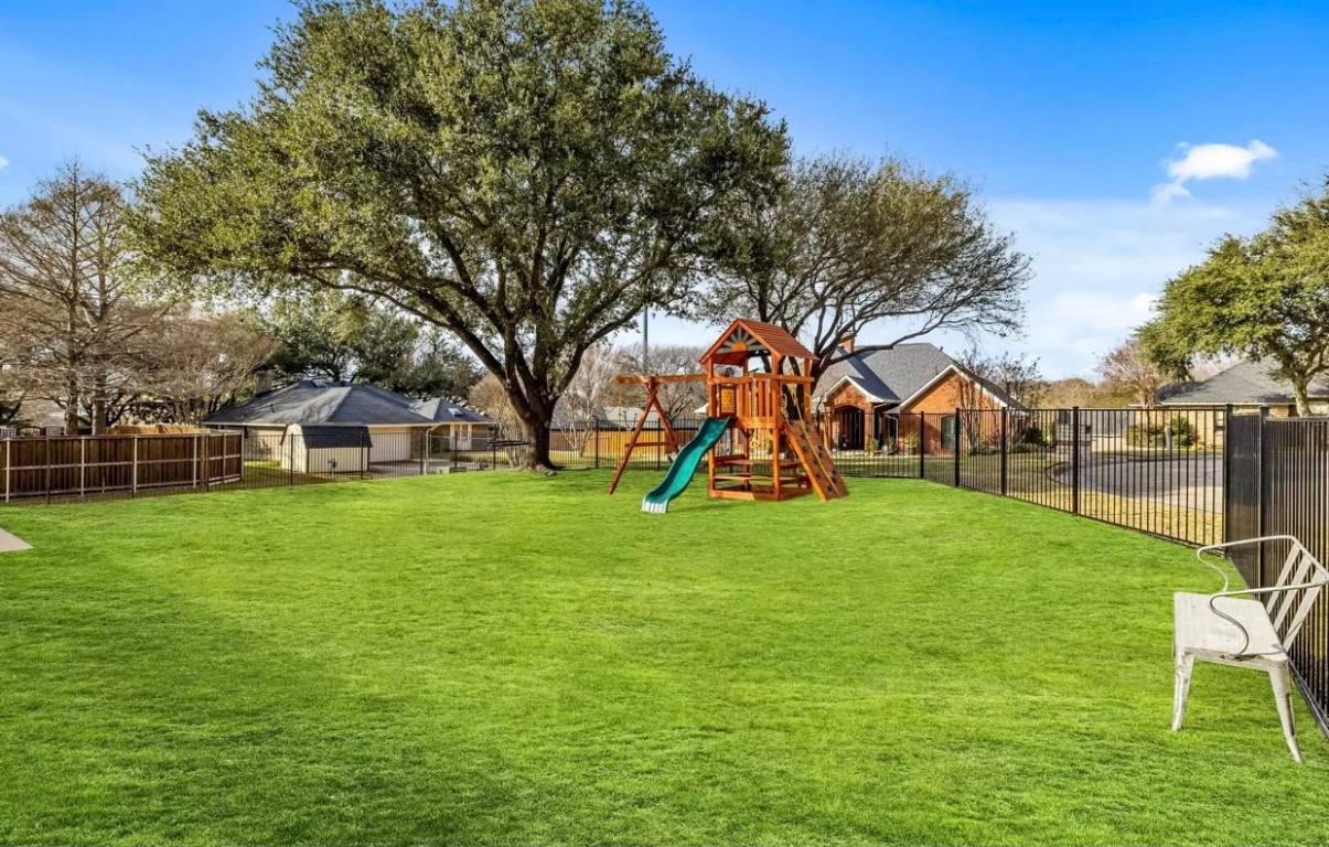 807 Lake Meadows Circle