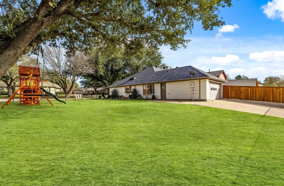 807 Lake Meadows Circle