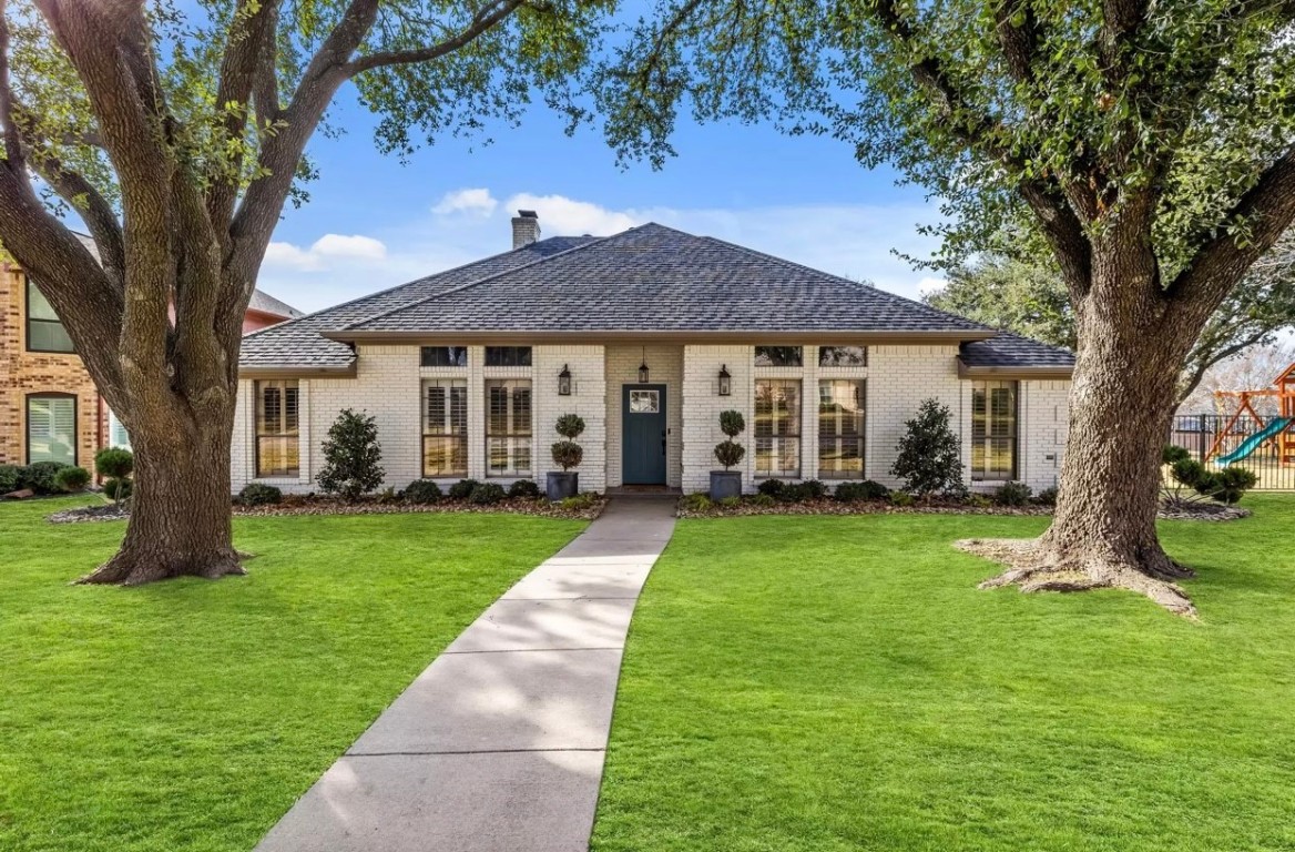 807 Lake Meadows Circle