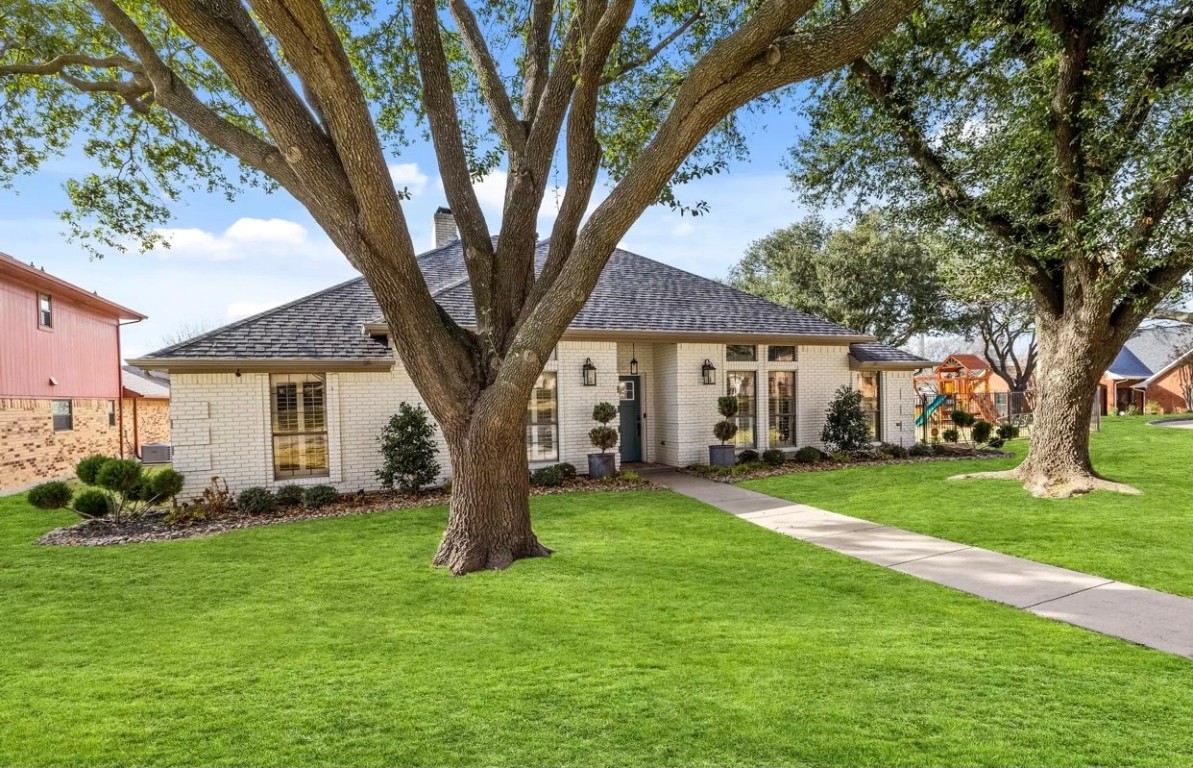 807 Lake Meadows Circle
