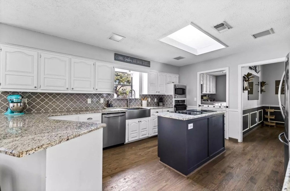 807 Lake Meadows Circle