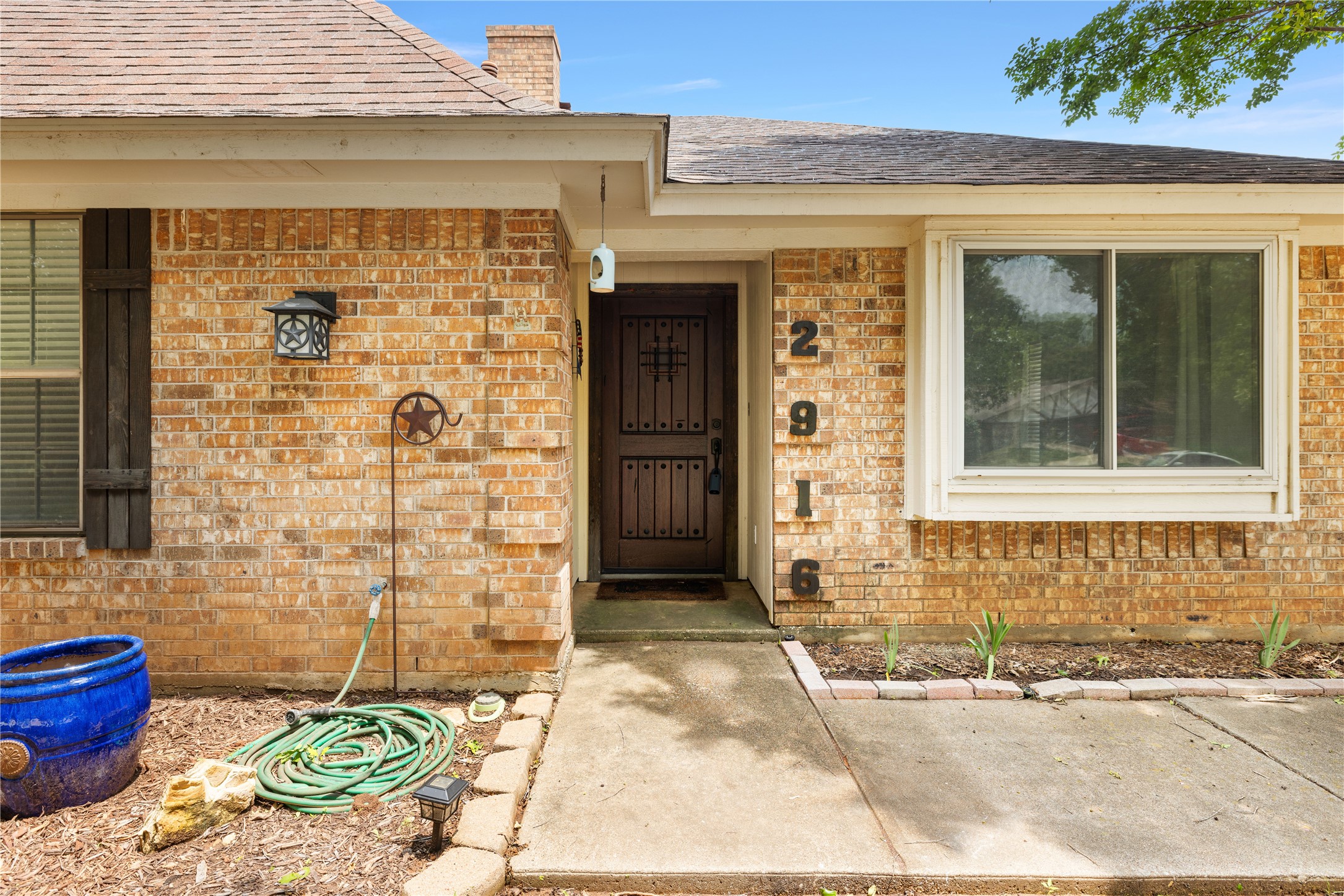 2916 Cresthaven Drive