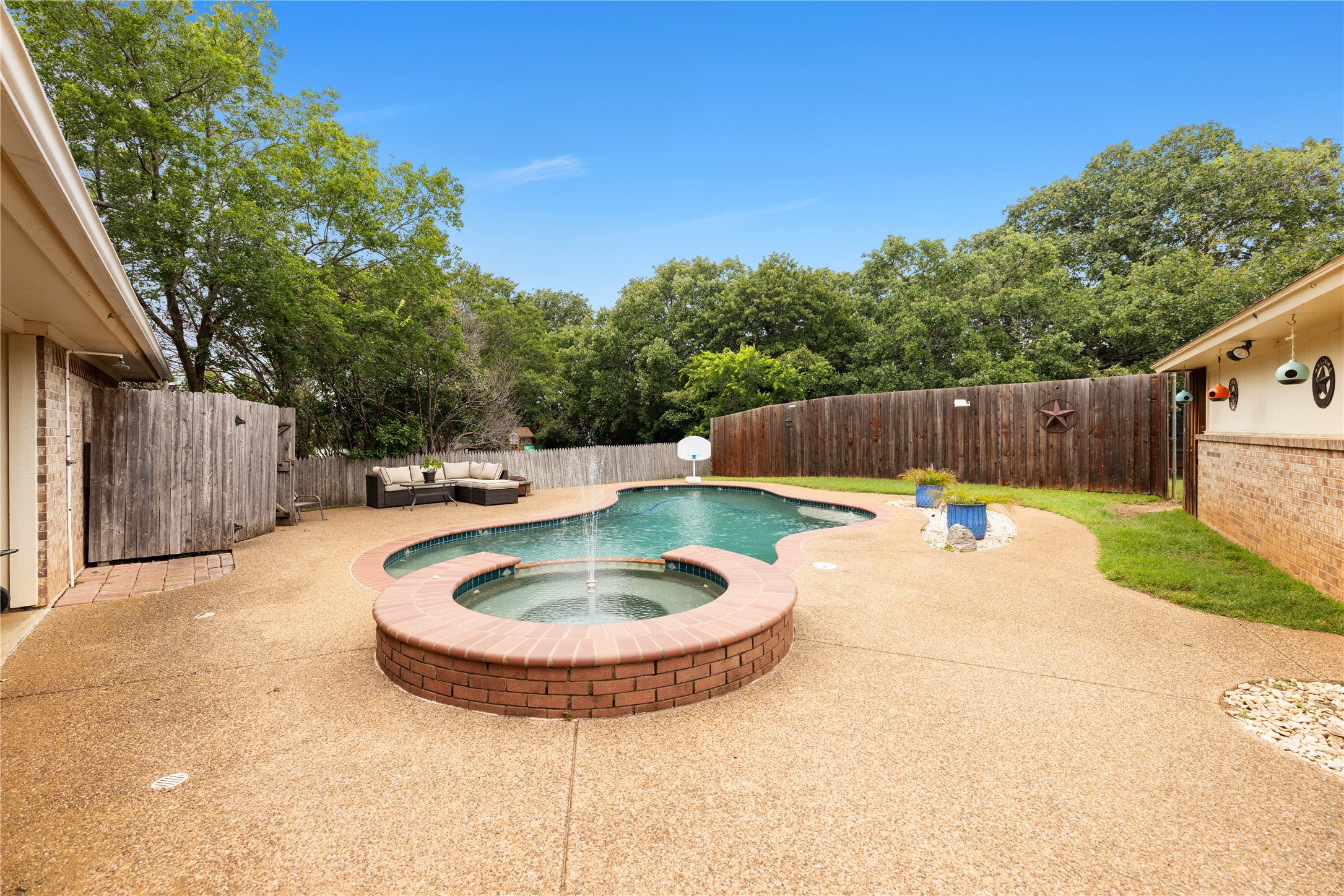 2916 Cresthaven Drive