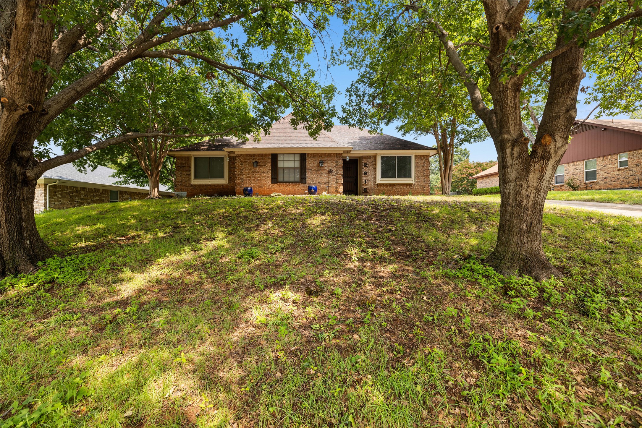 2916 Cresthaven Drive