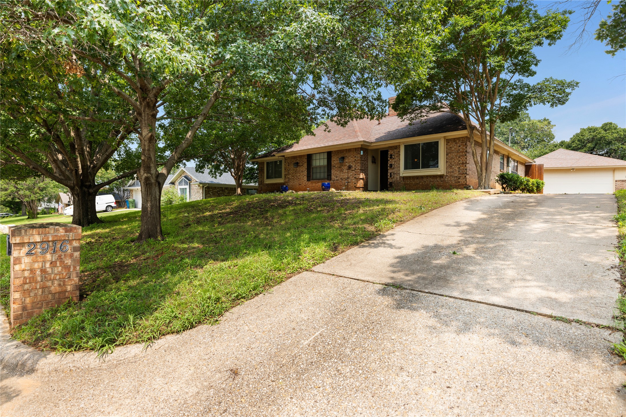 2916 Cresthaven Drive