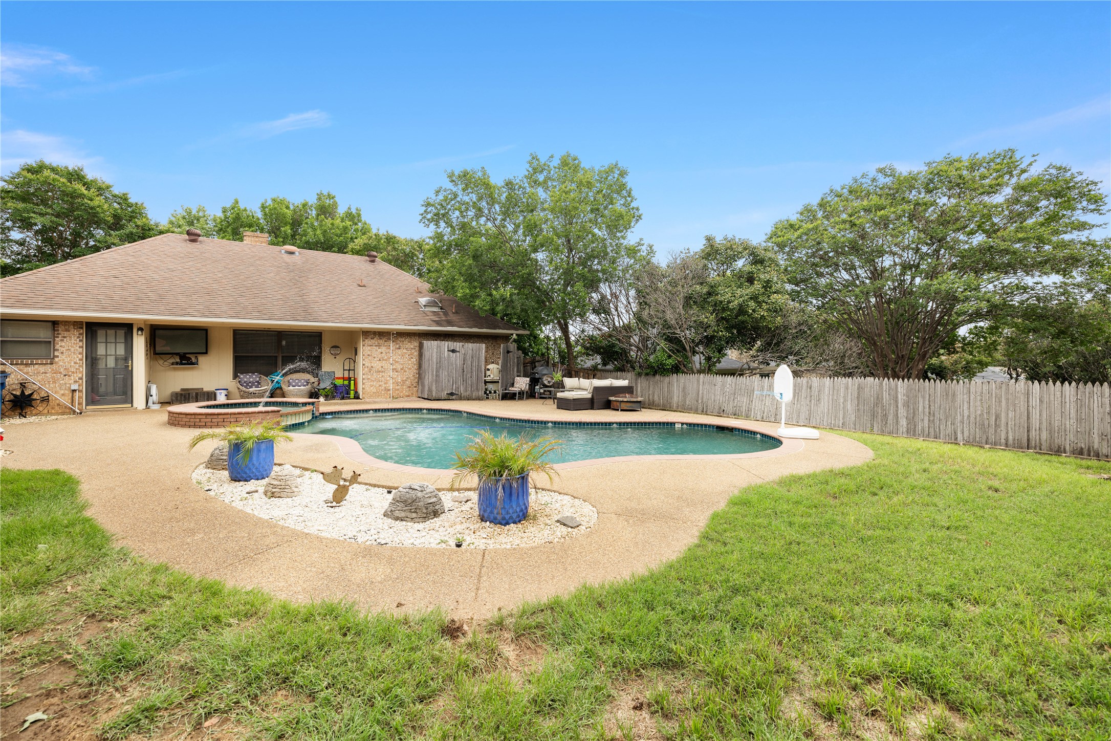 2916 Cresthaven Drive