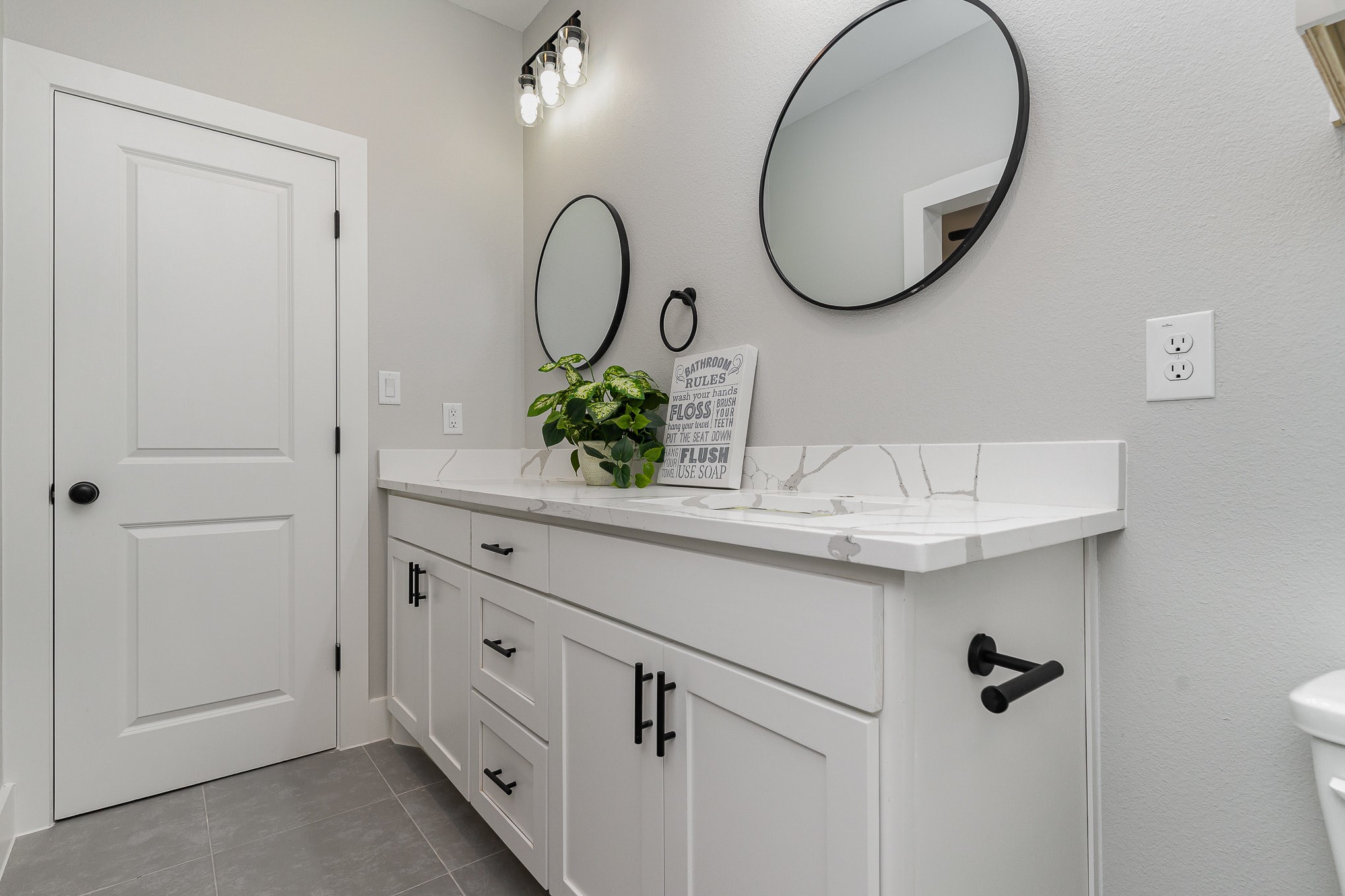 219 E Beachwood Loop
