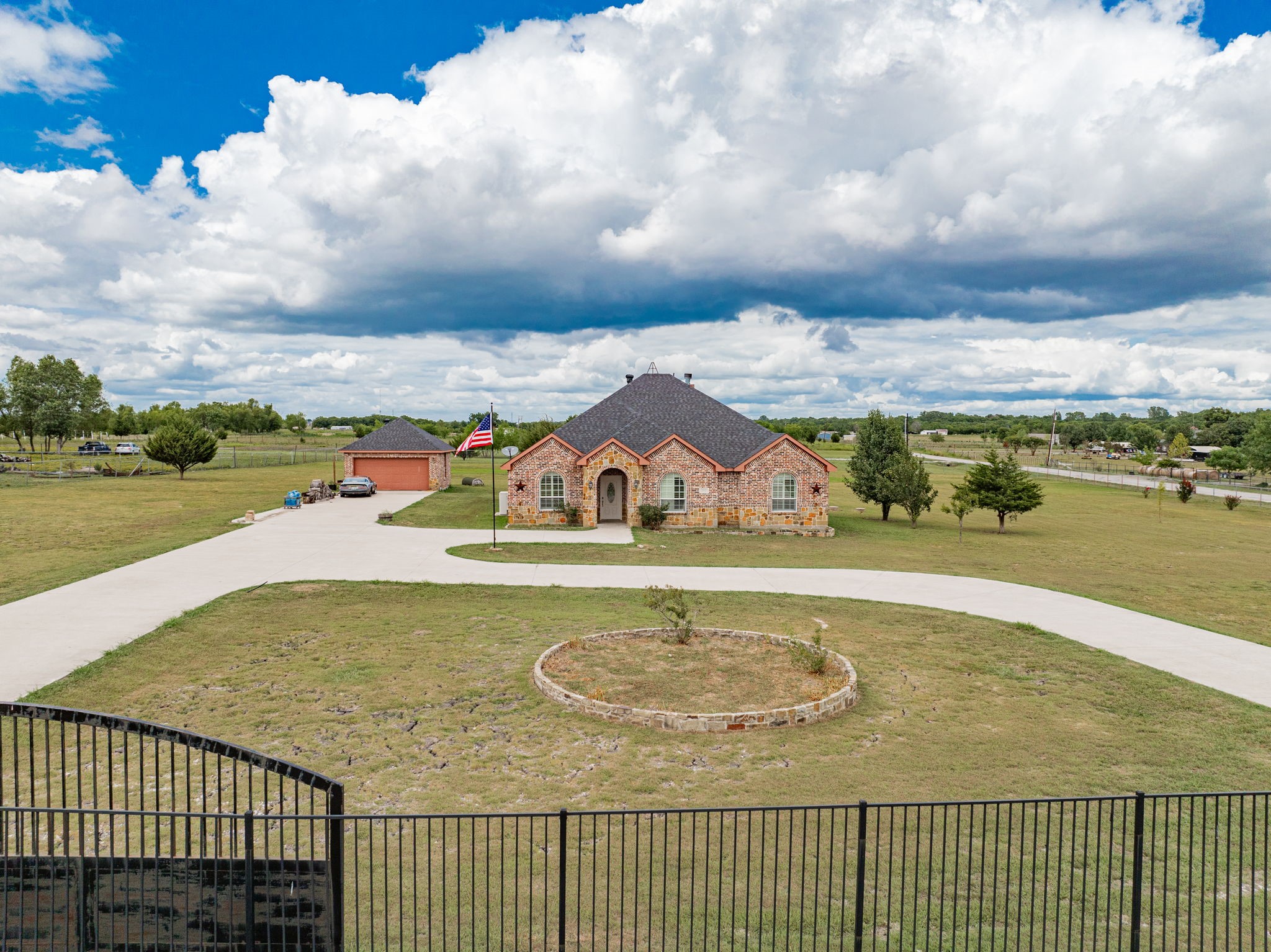 1452 Private Road 2737