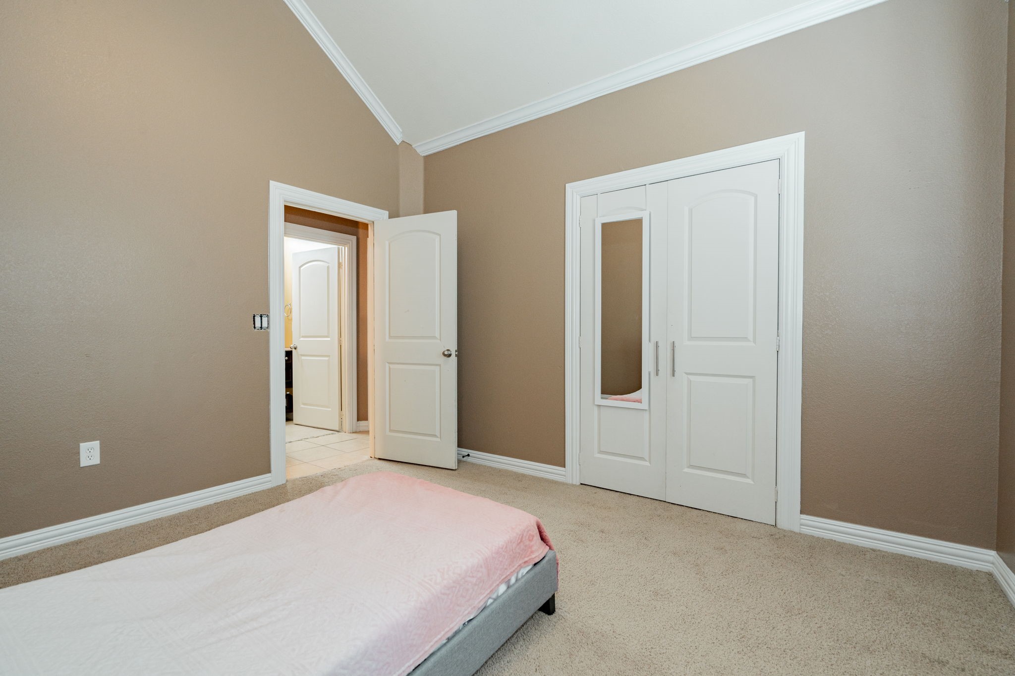 1452 Private Road 2737