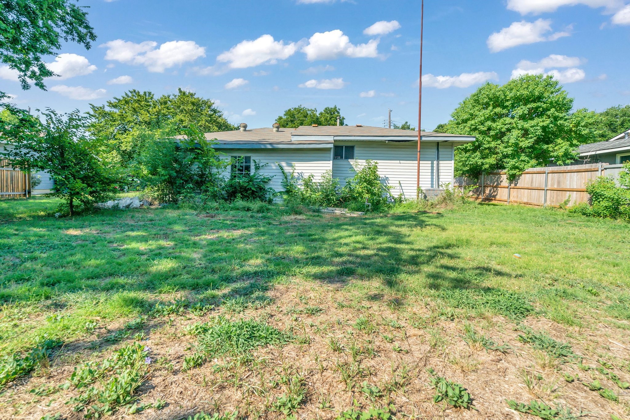 140 NW Lorna Street