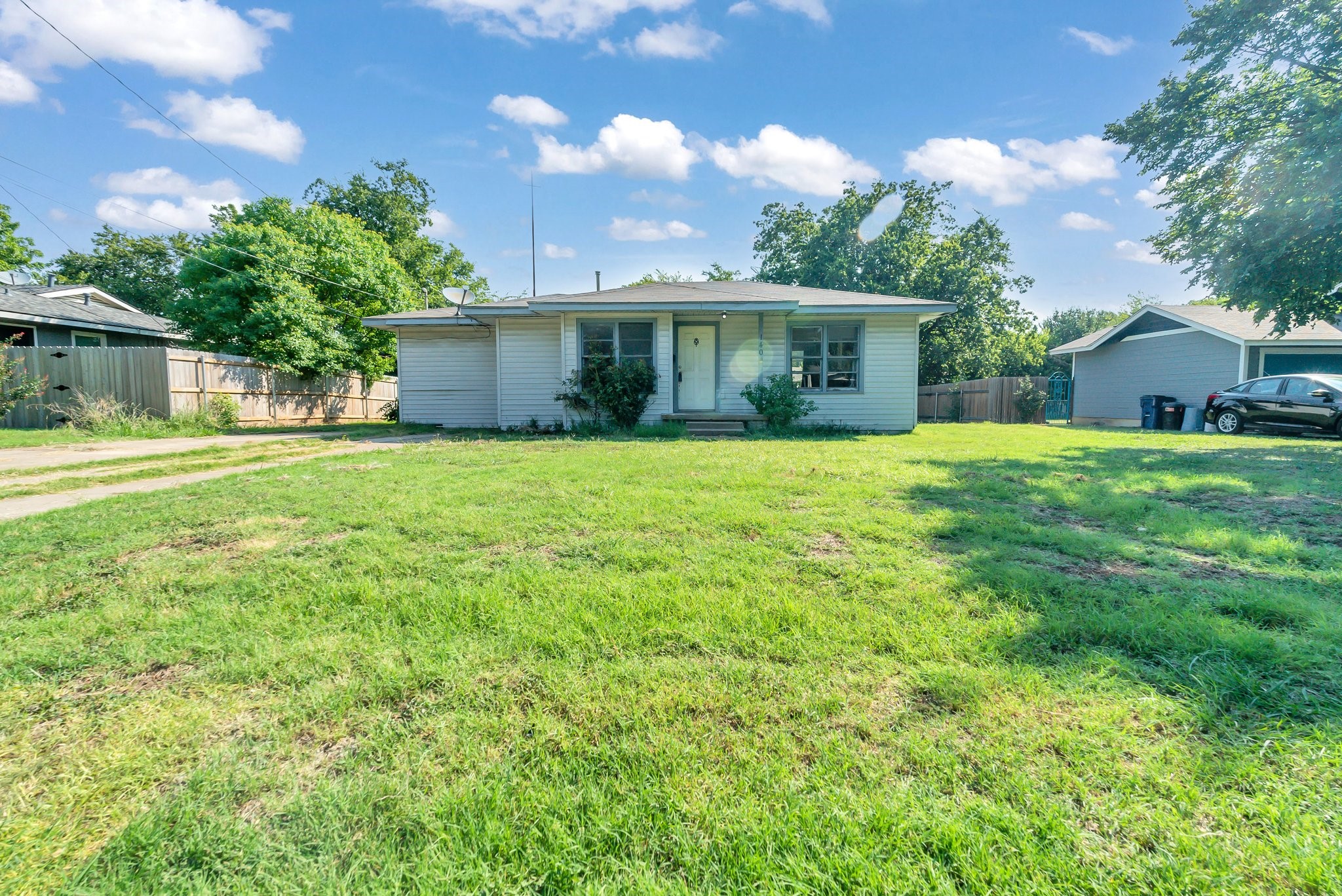 140 NW Lorna Street