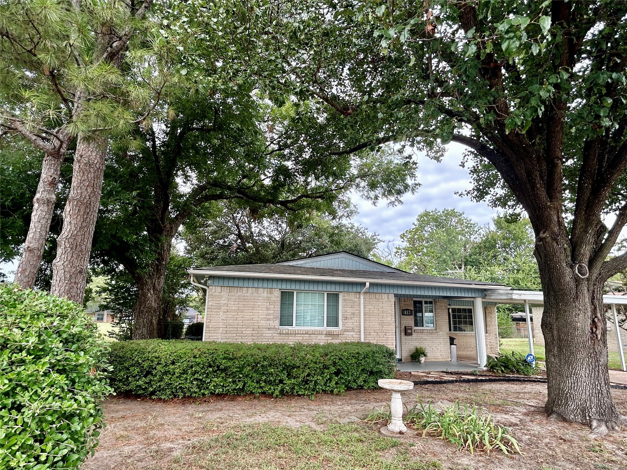 817 Lakeside Drive