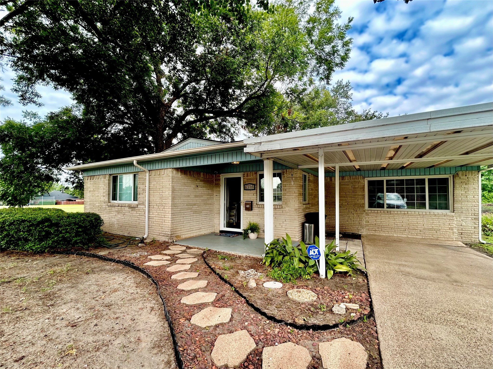 817 Lakeside Drive