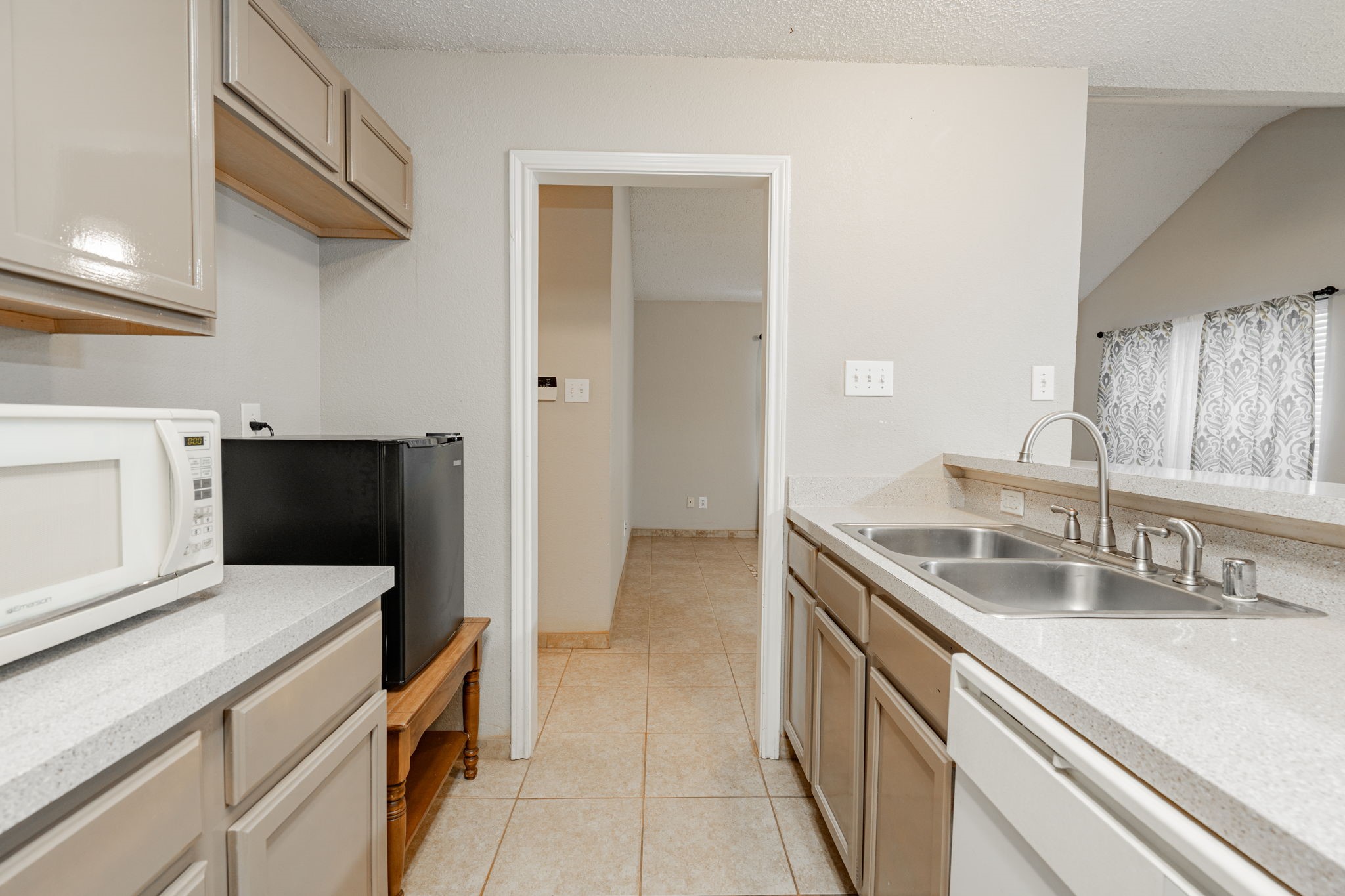 757 Edgeglen Drive