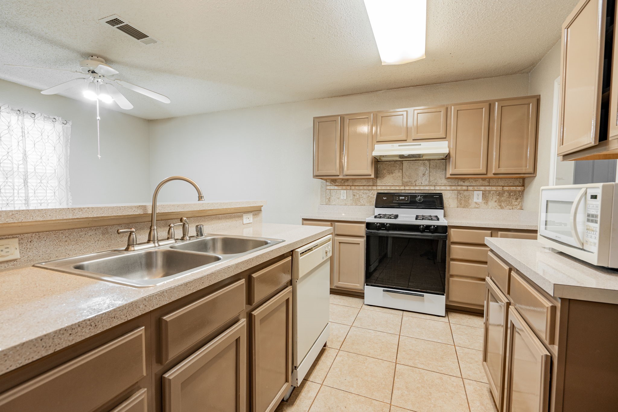 757 Edgeglen Drive