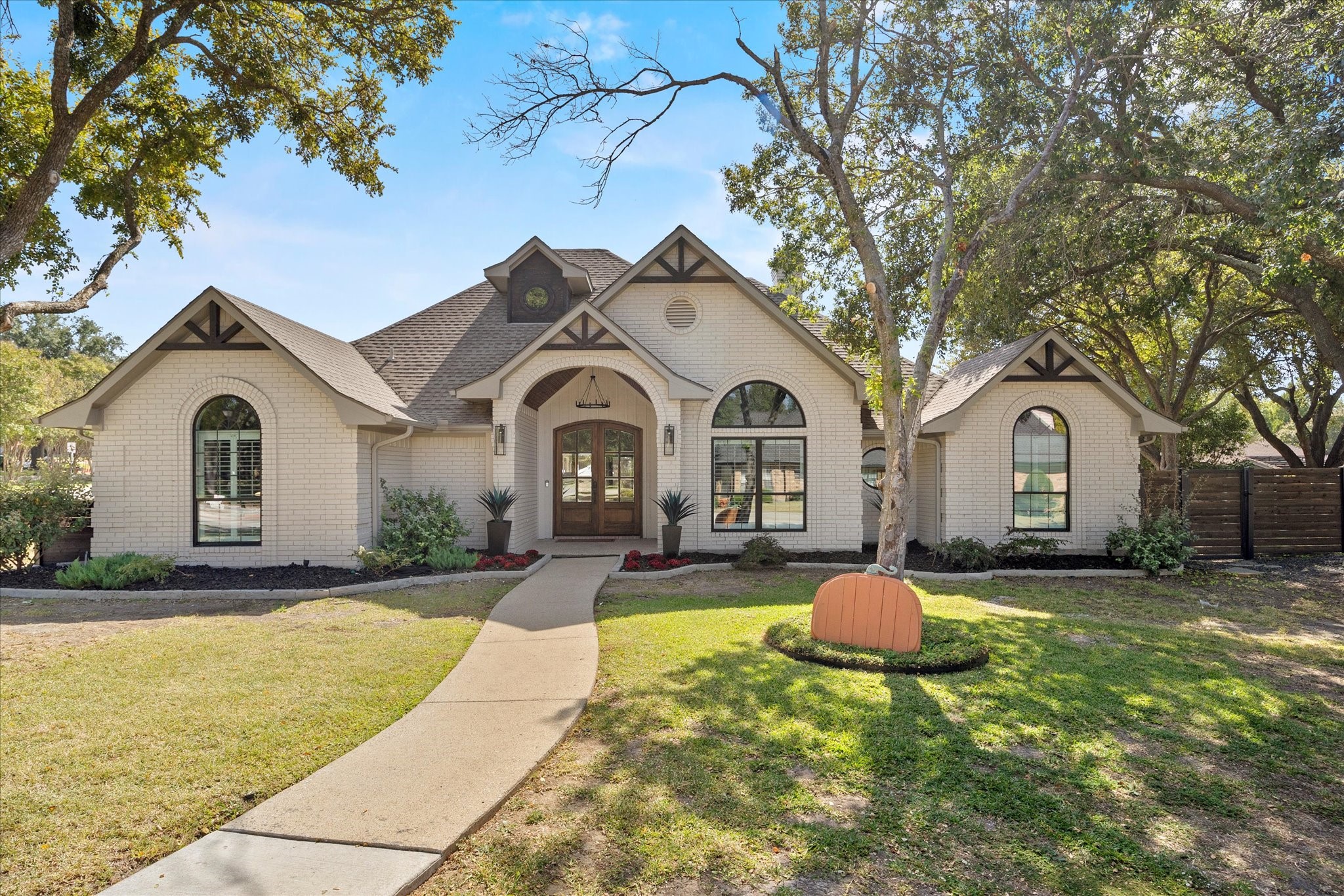 601 Shoretrail Drive