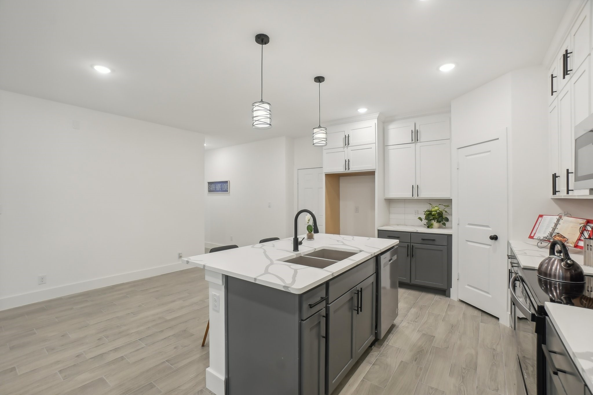 122 W Beachwood Loop