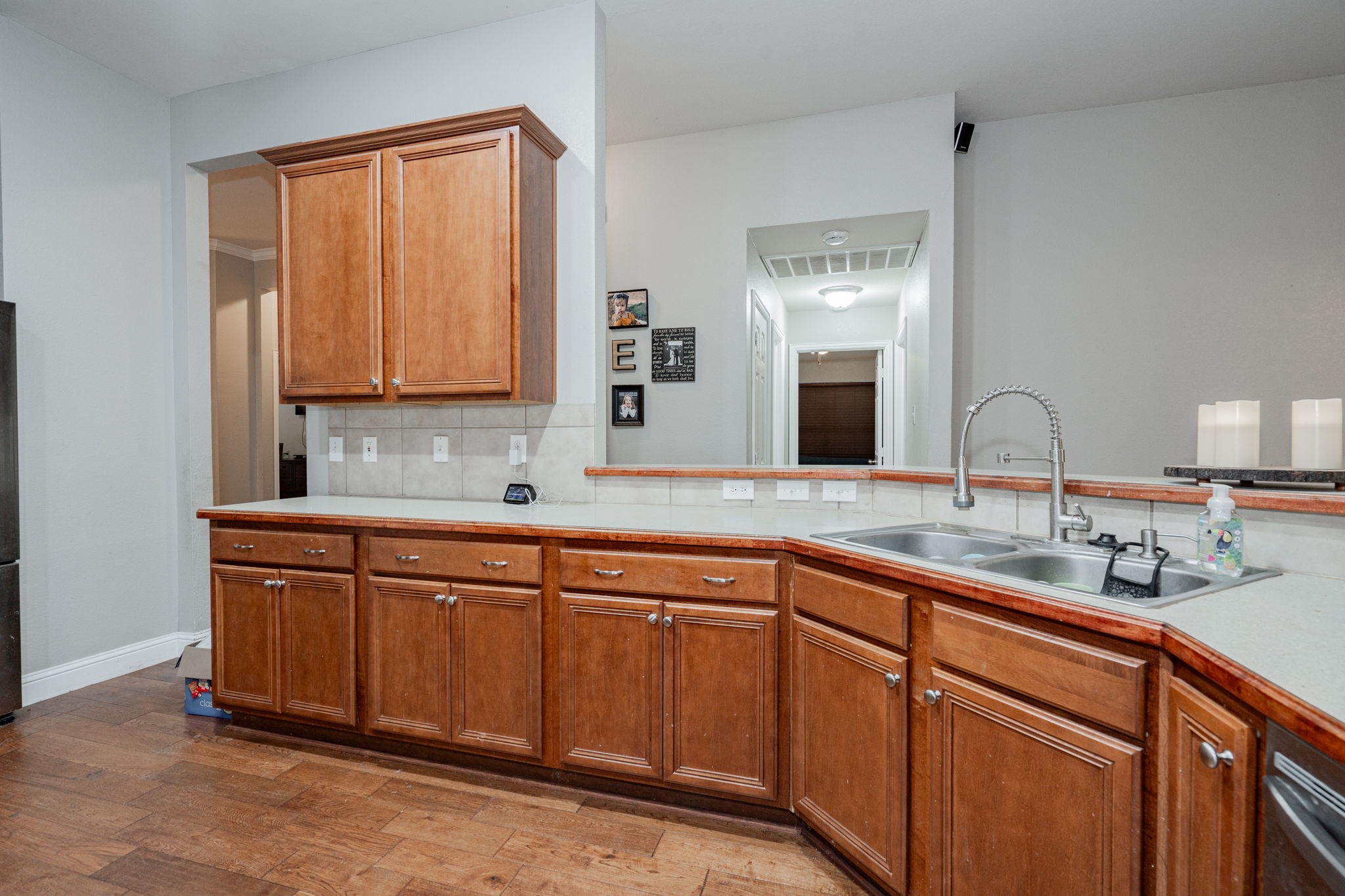 1220 Whispering Glen