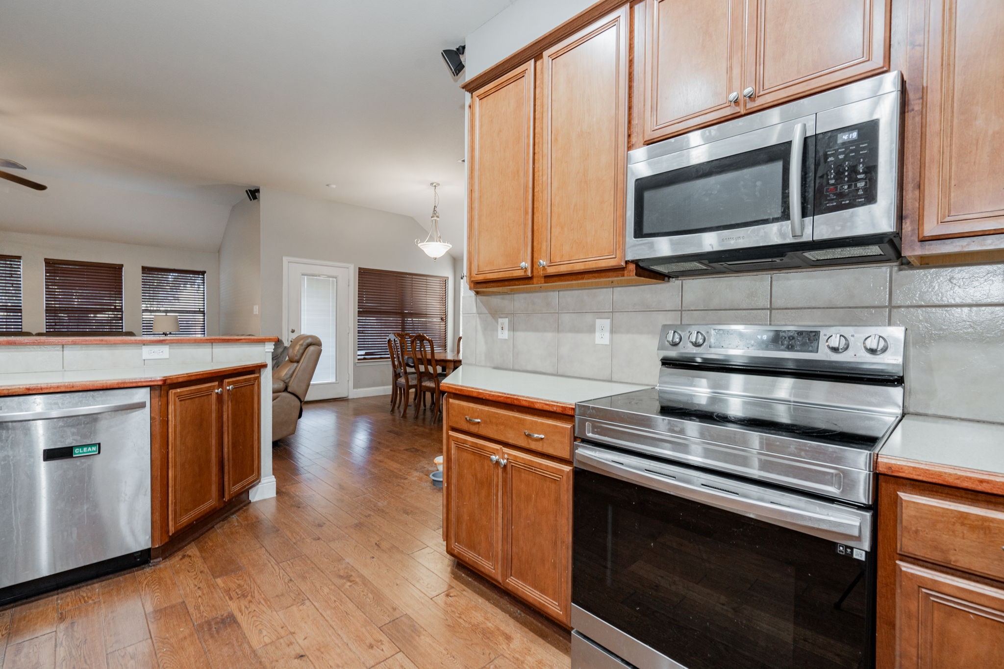 1220 Whispering Glen