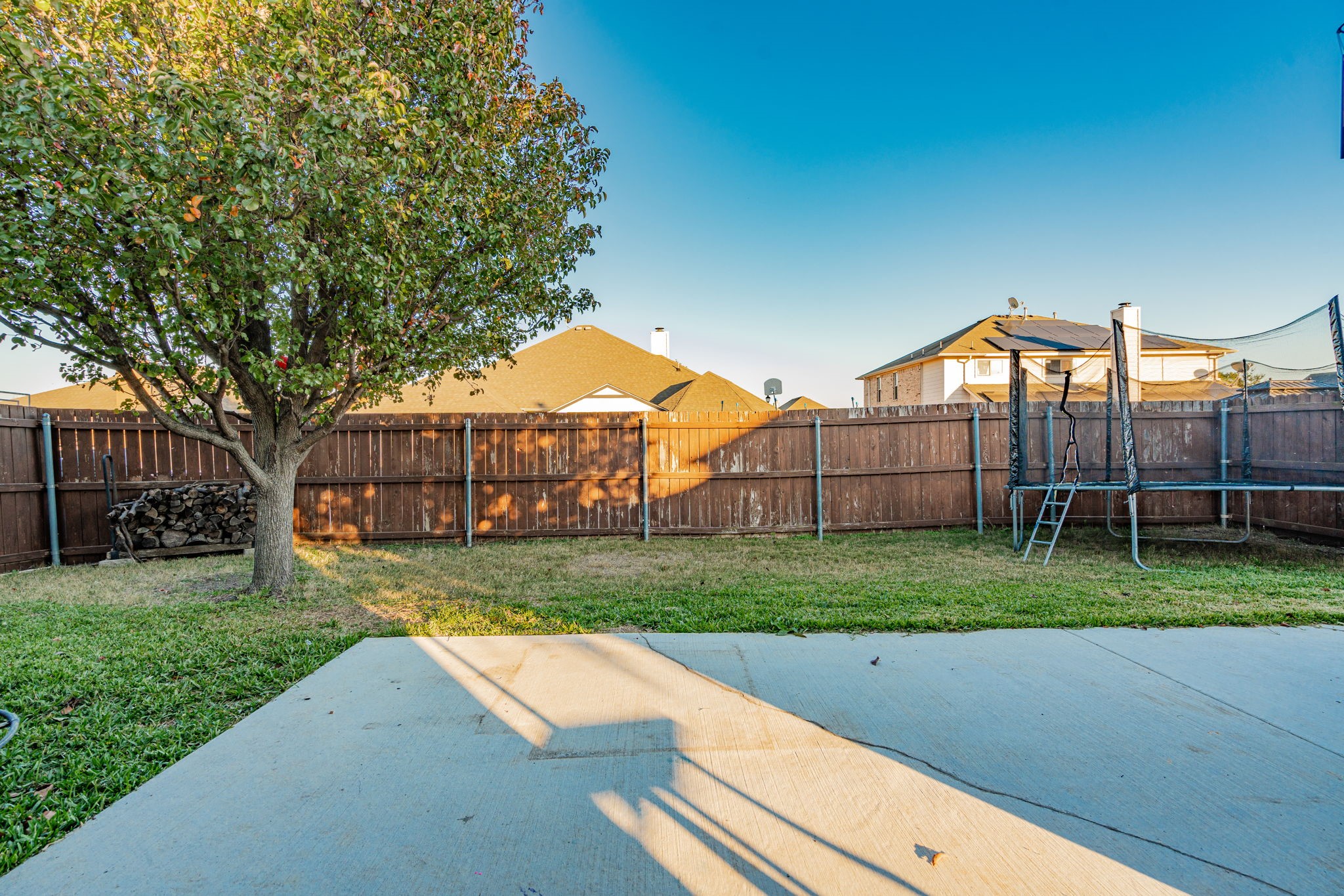 1220 Whispering Glen