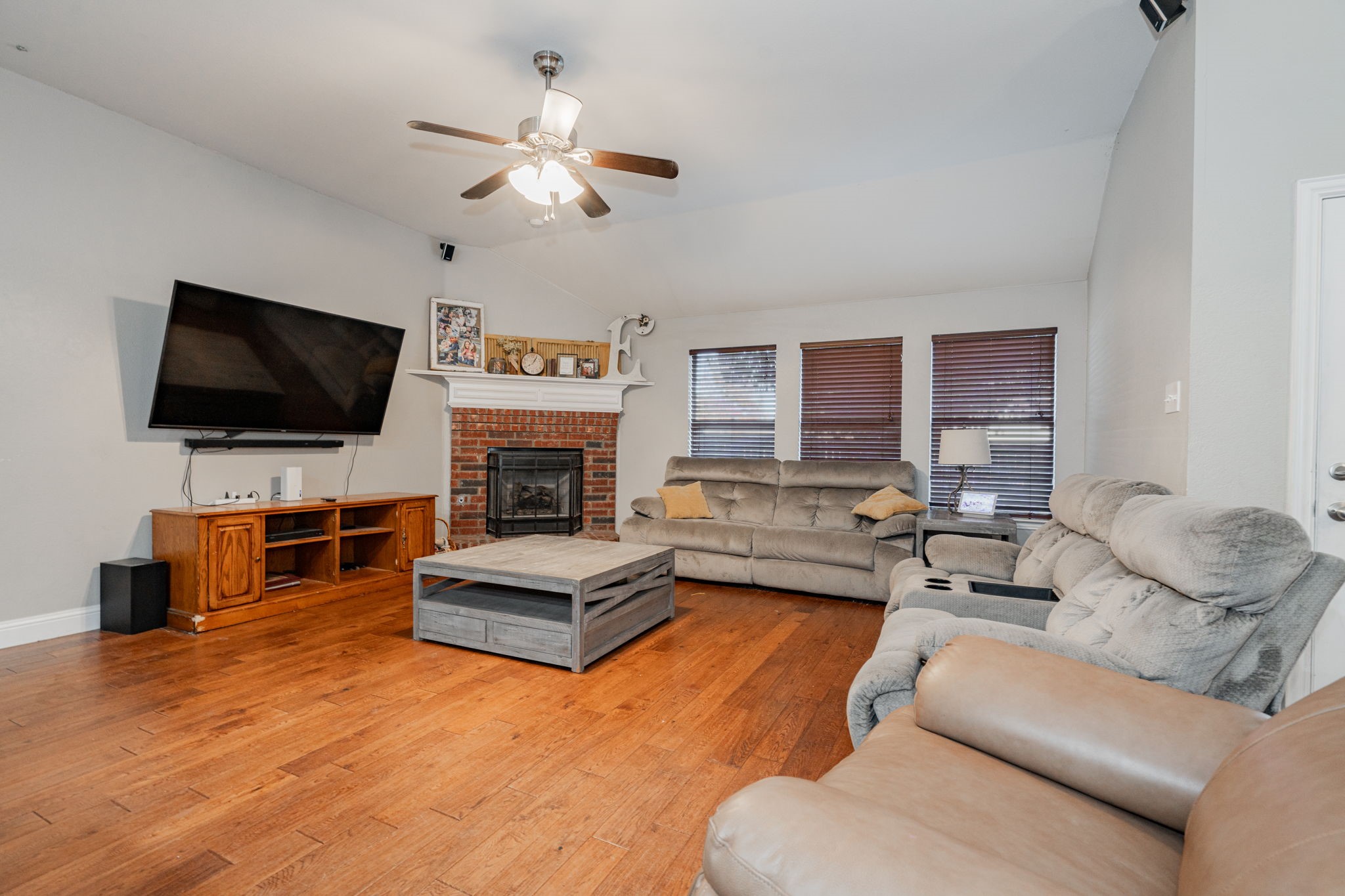 1220 Whispering Glen
