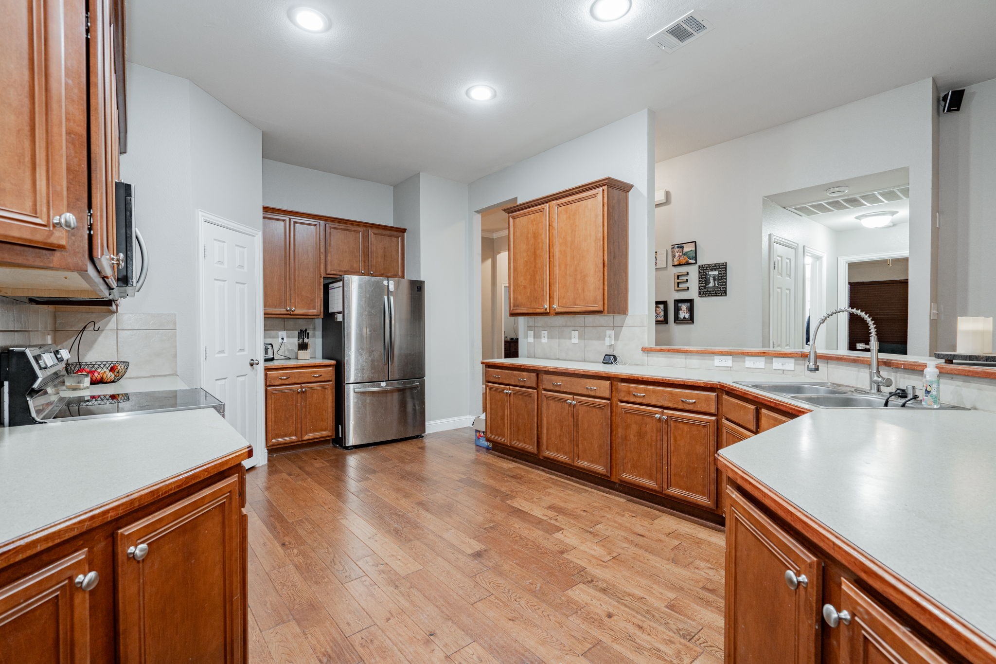 1220 Whispering Glen