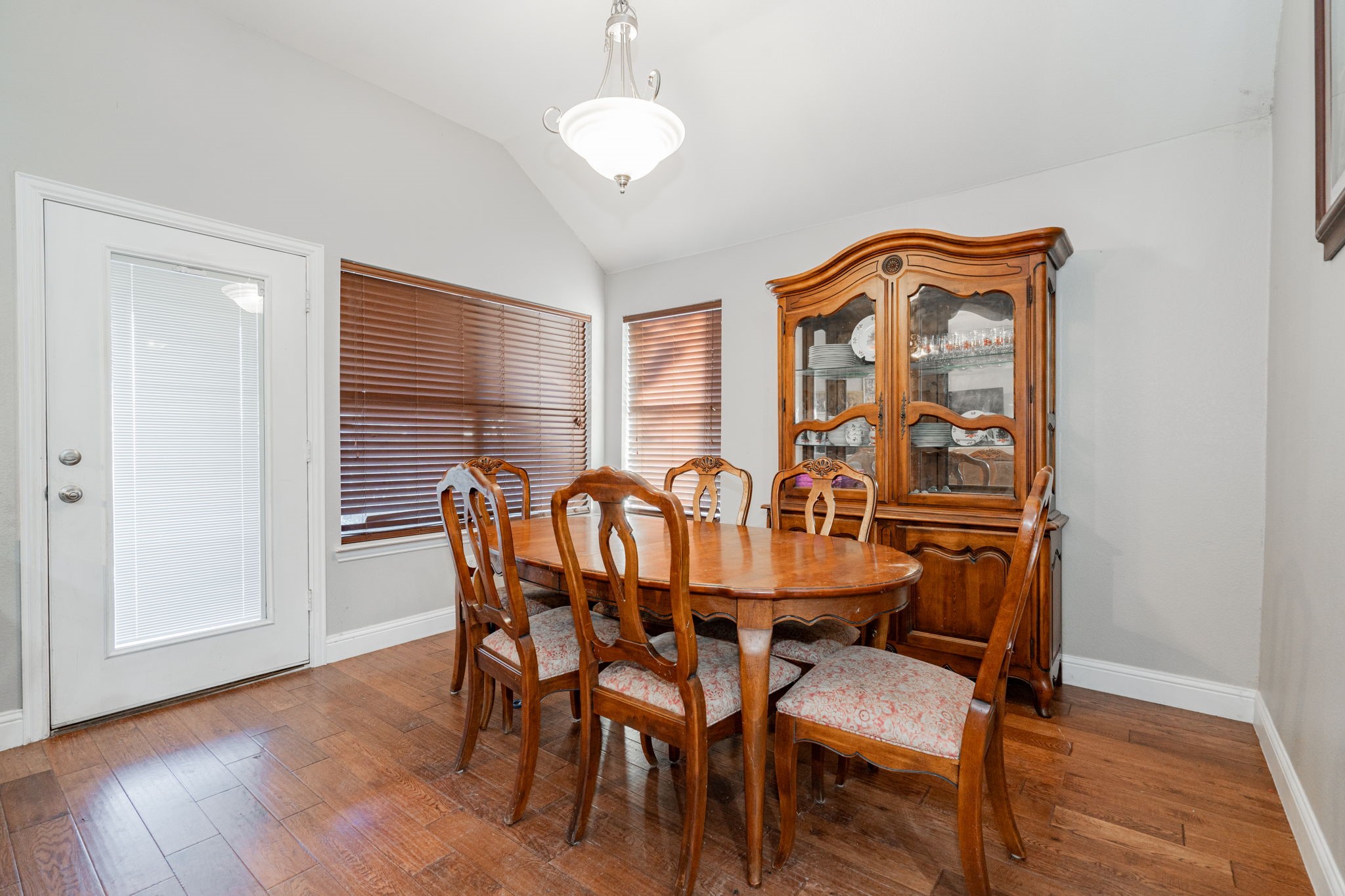 1220 Whispering Glen