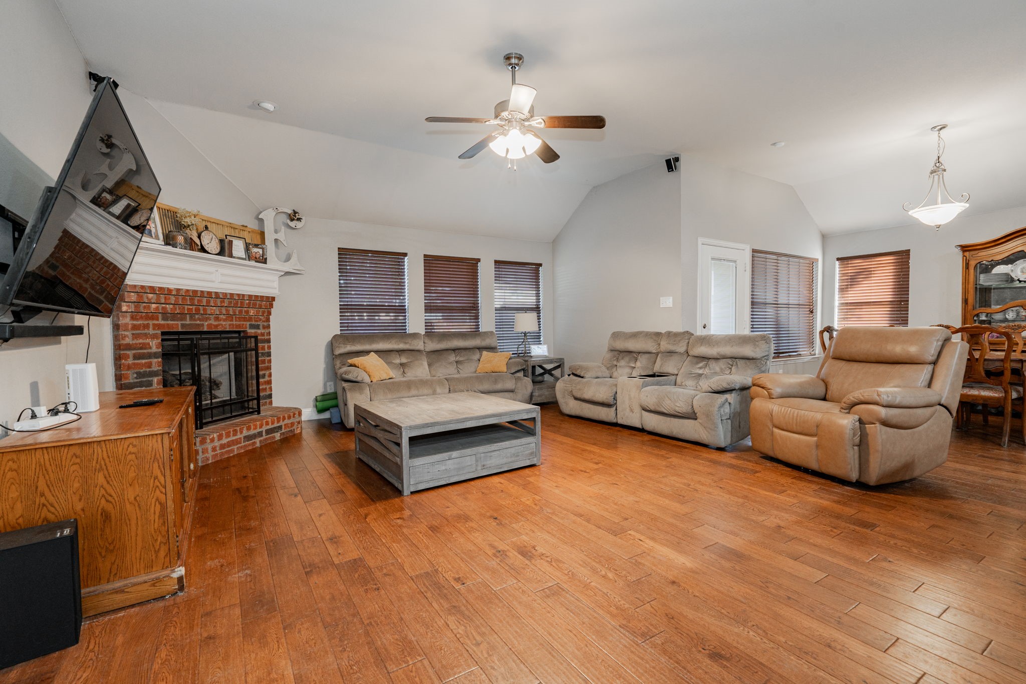 1220 Whispering Glen