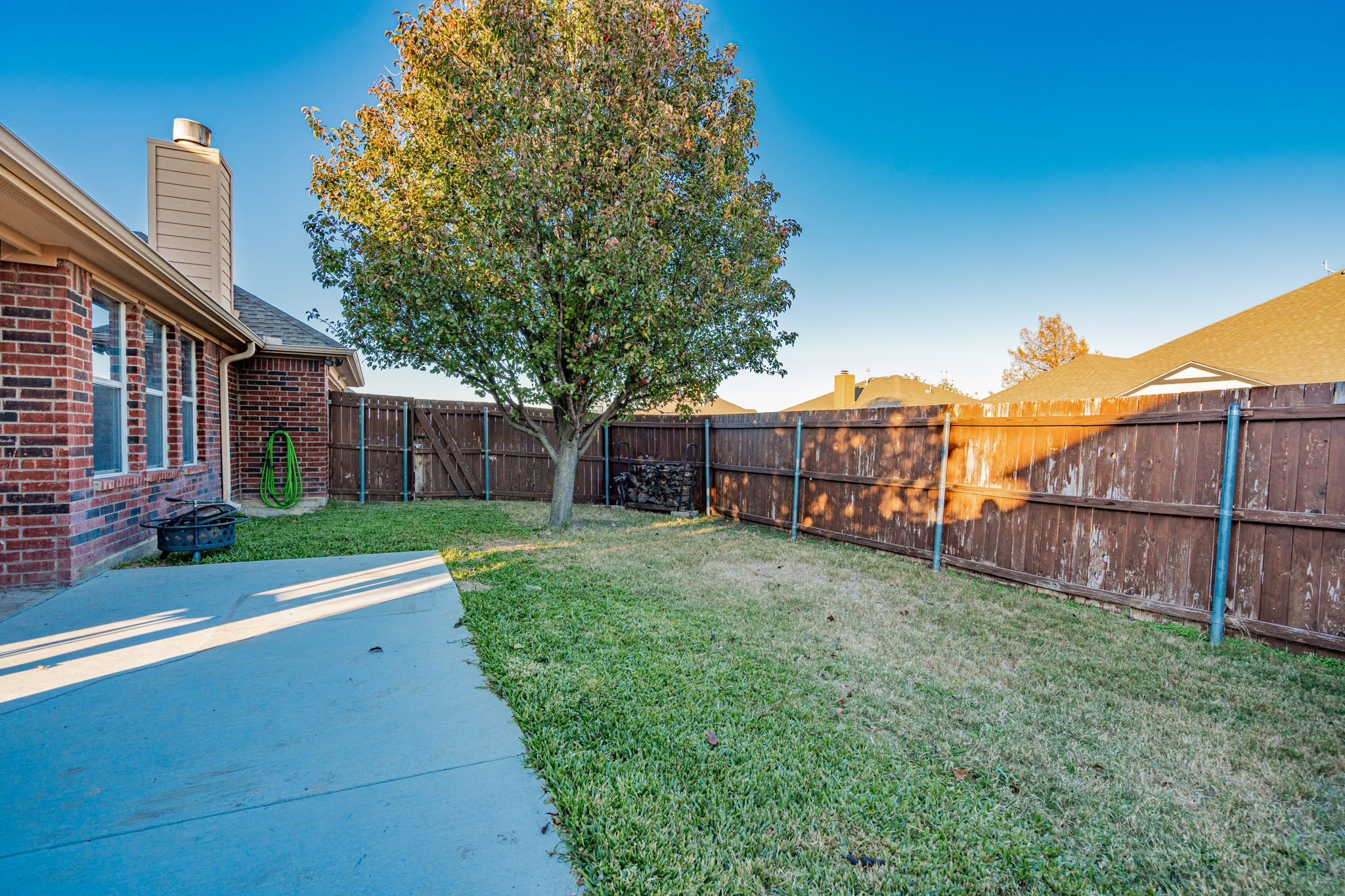 1220 Whispering Glen