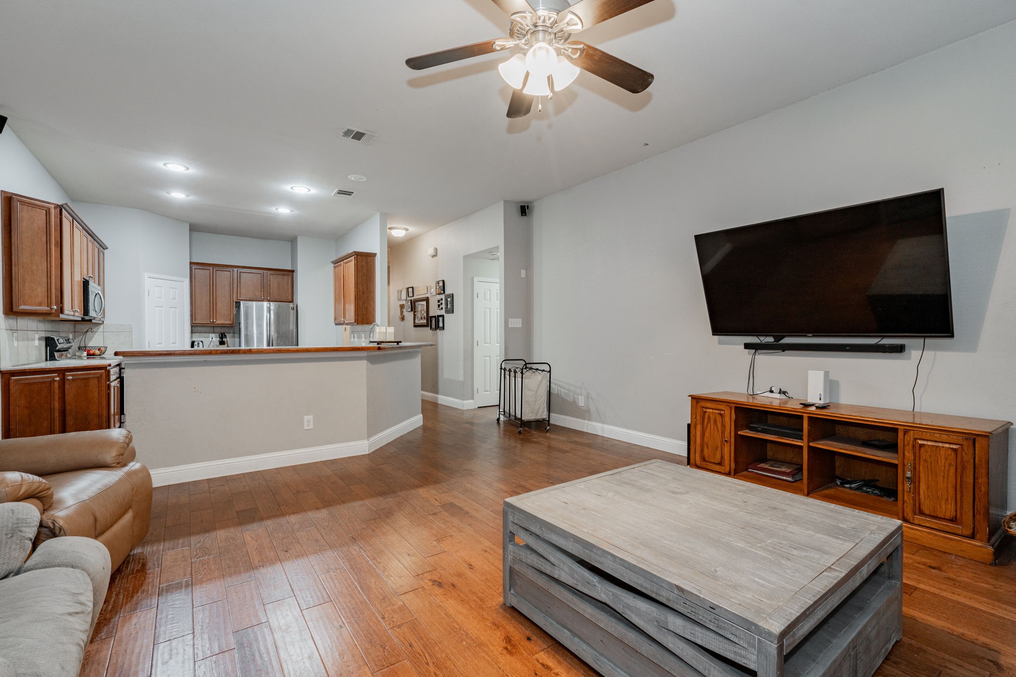 1220 Whispering Glen