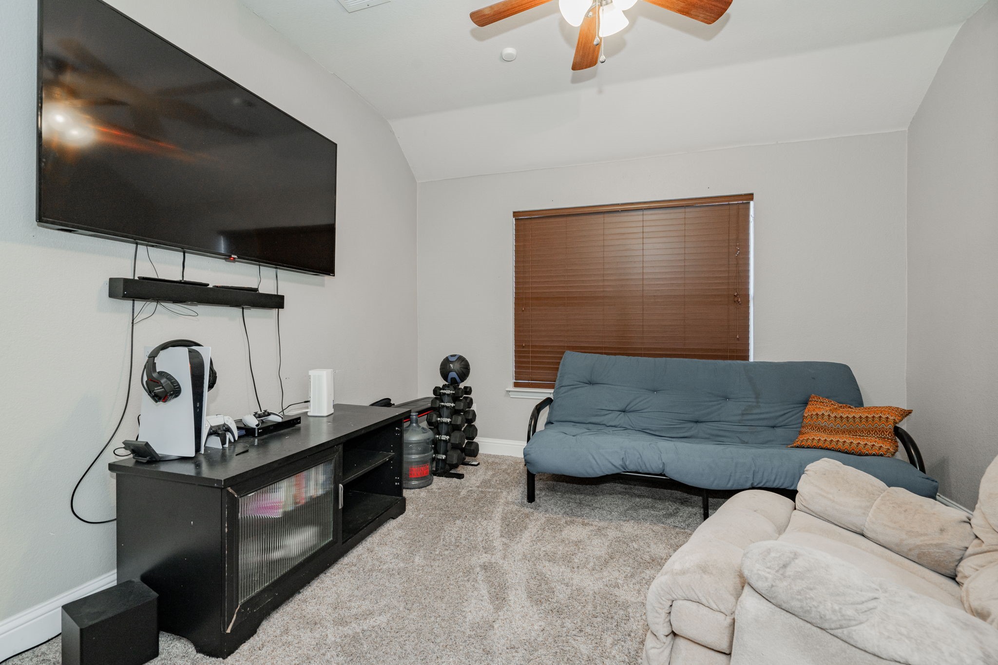 1220 Whispering Glen