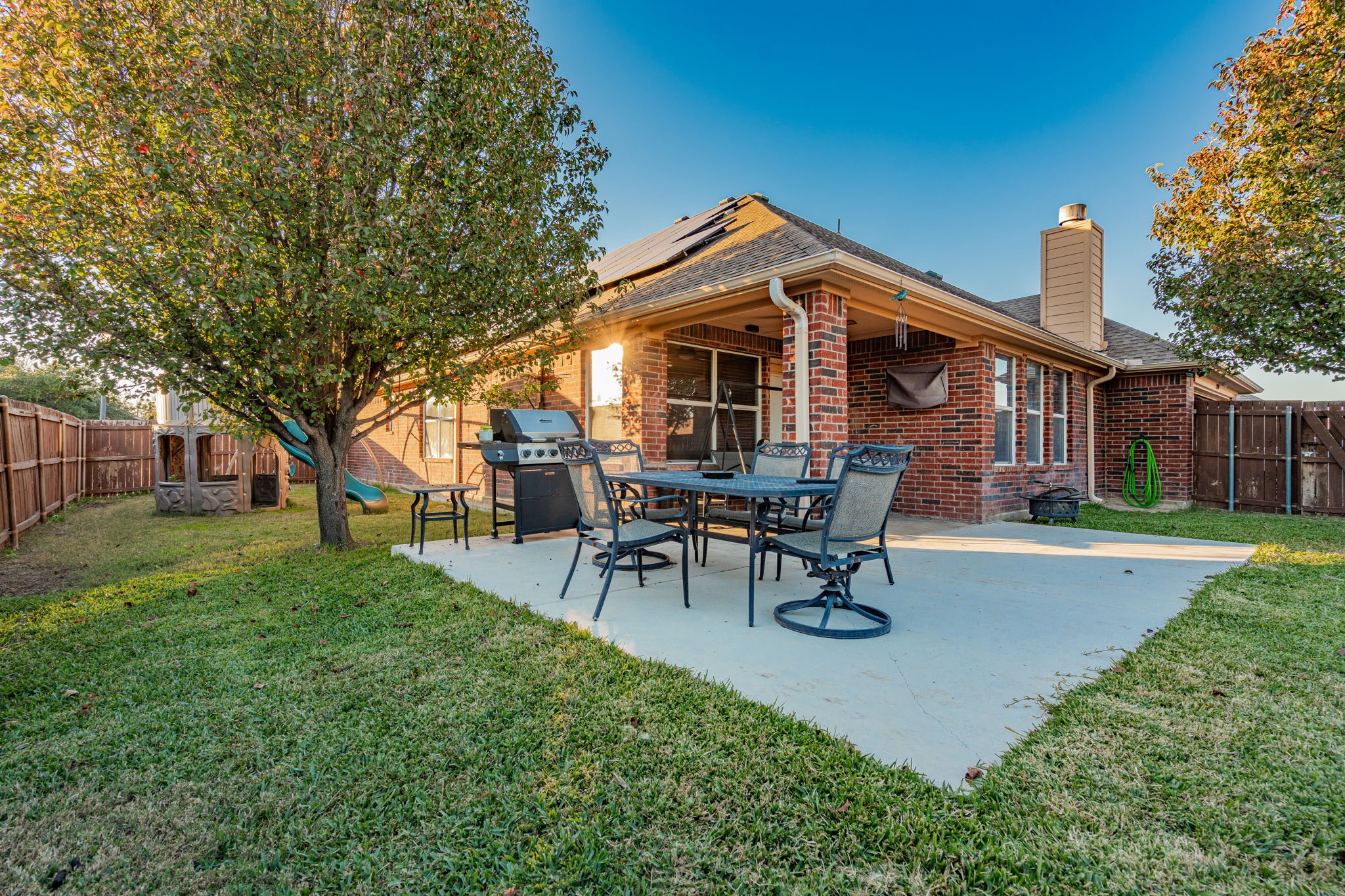 1220 Whispering Glen