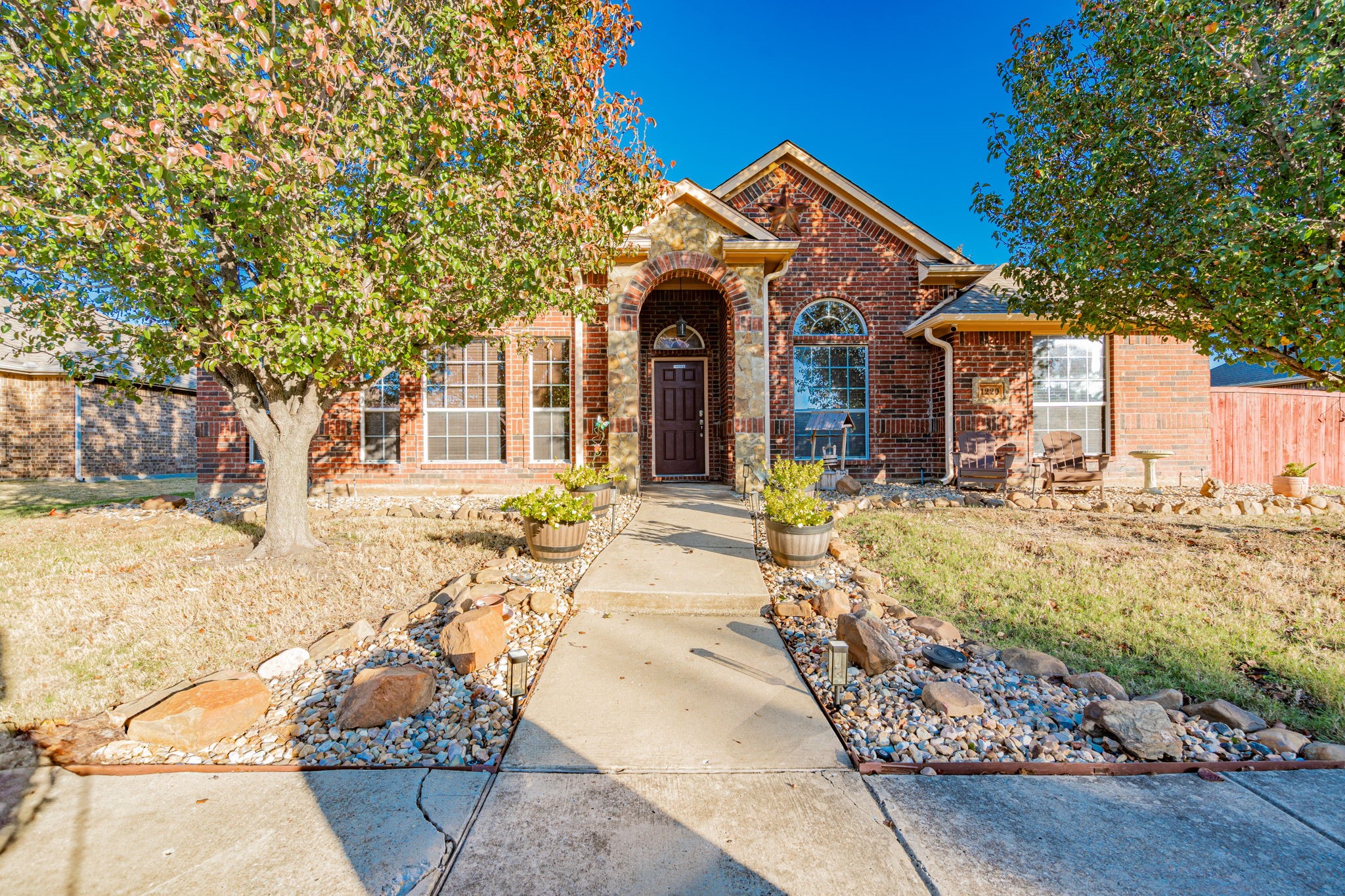 1220 Whispering Glen