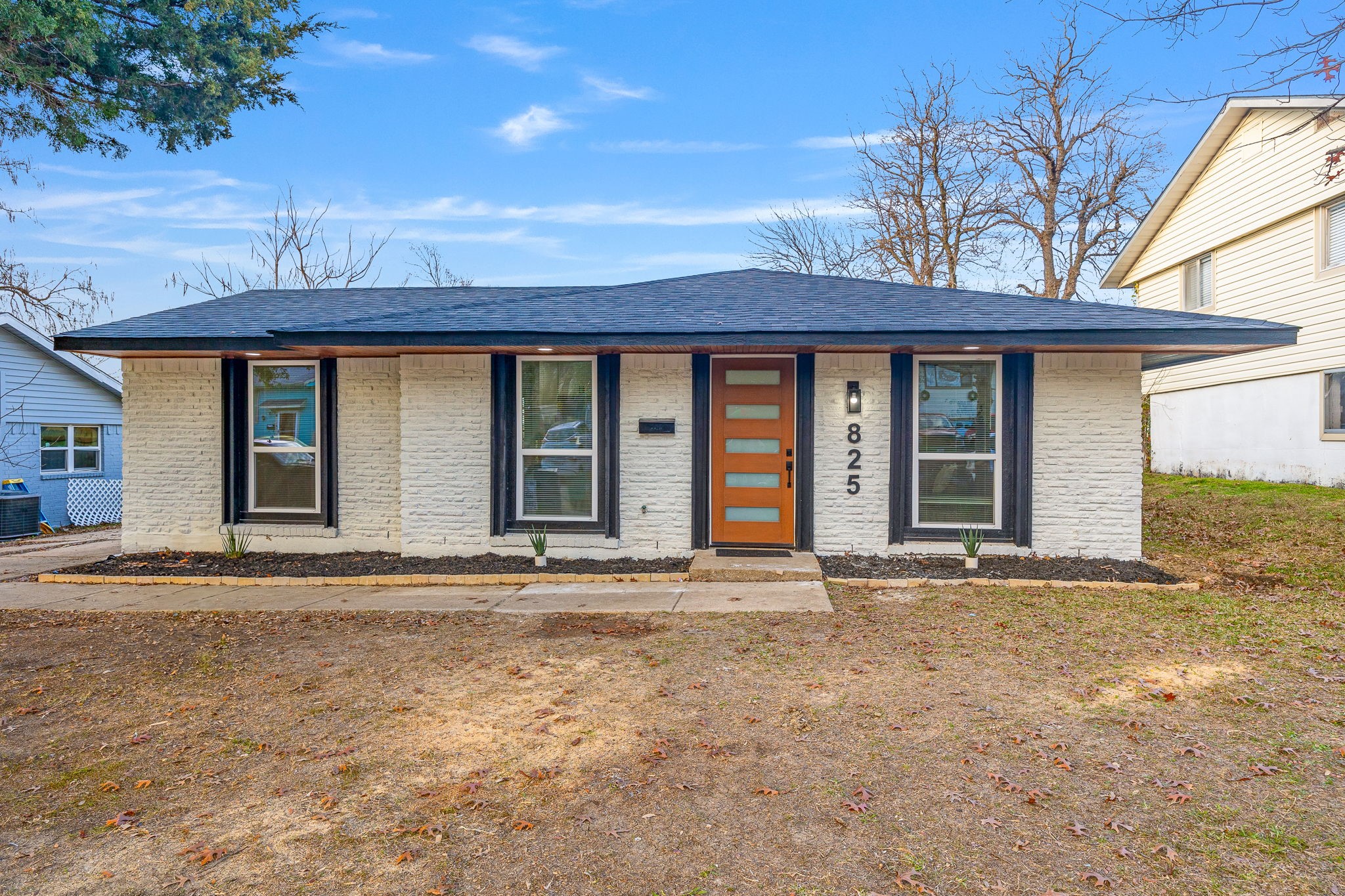 825 E Daugherty Drive