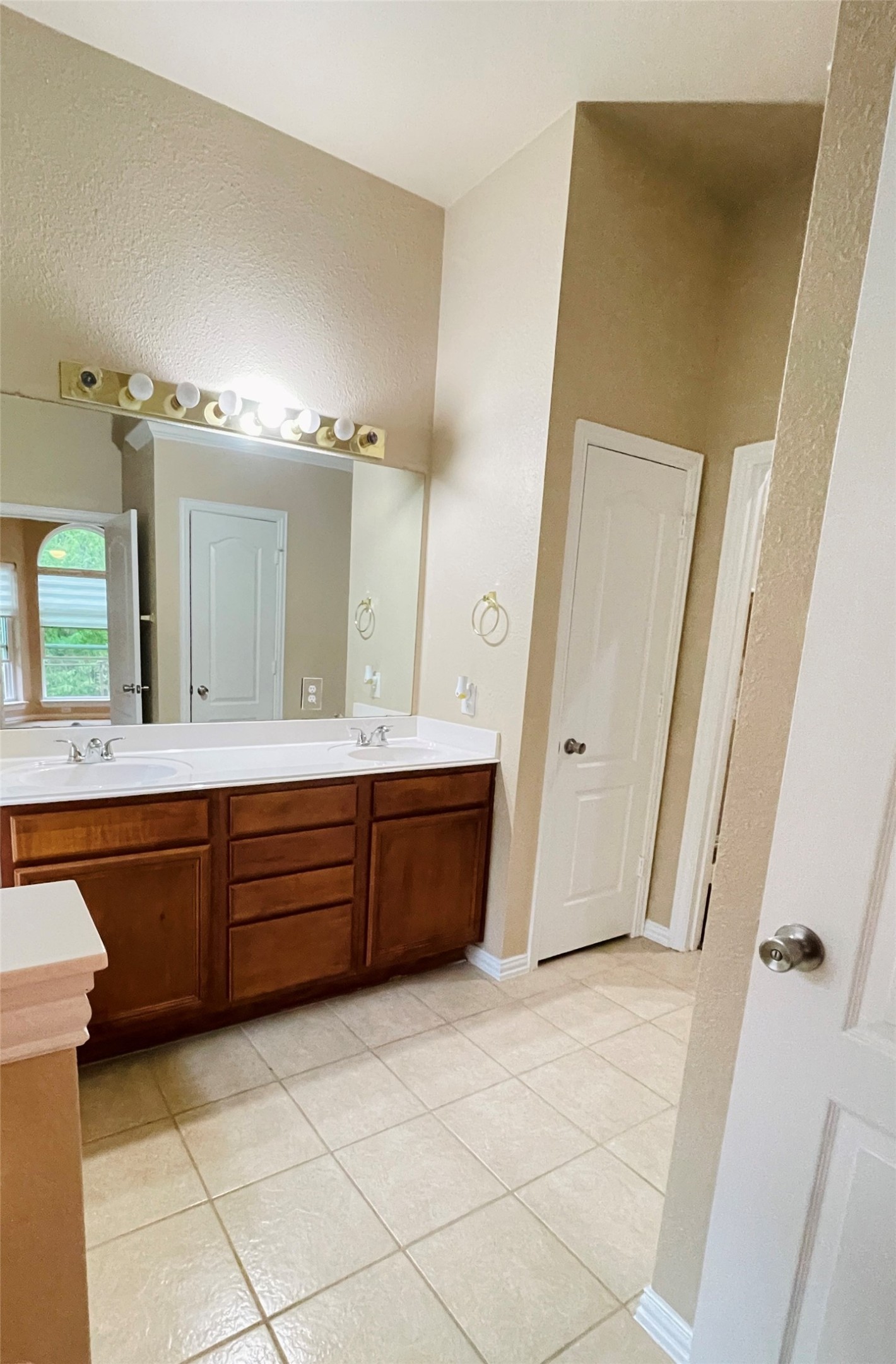 1822 Hollow Creek Court