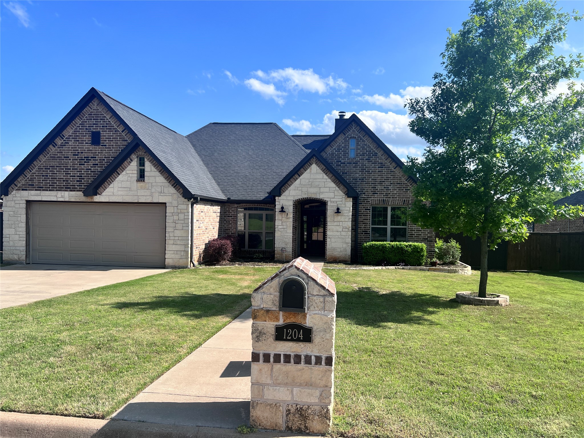 1204 Thomas Lane