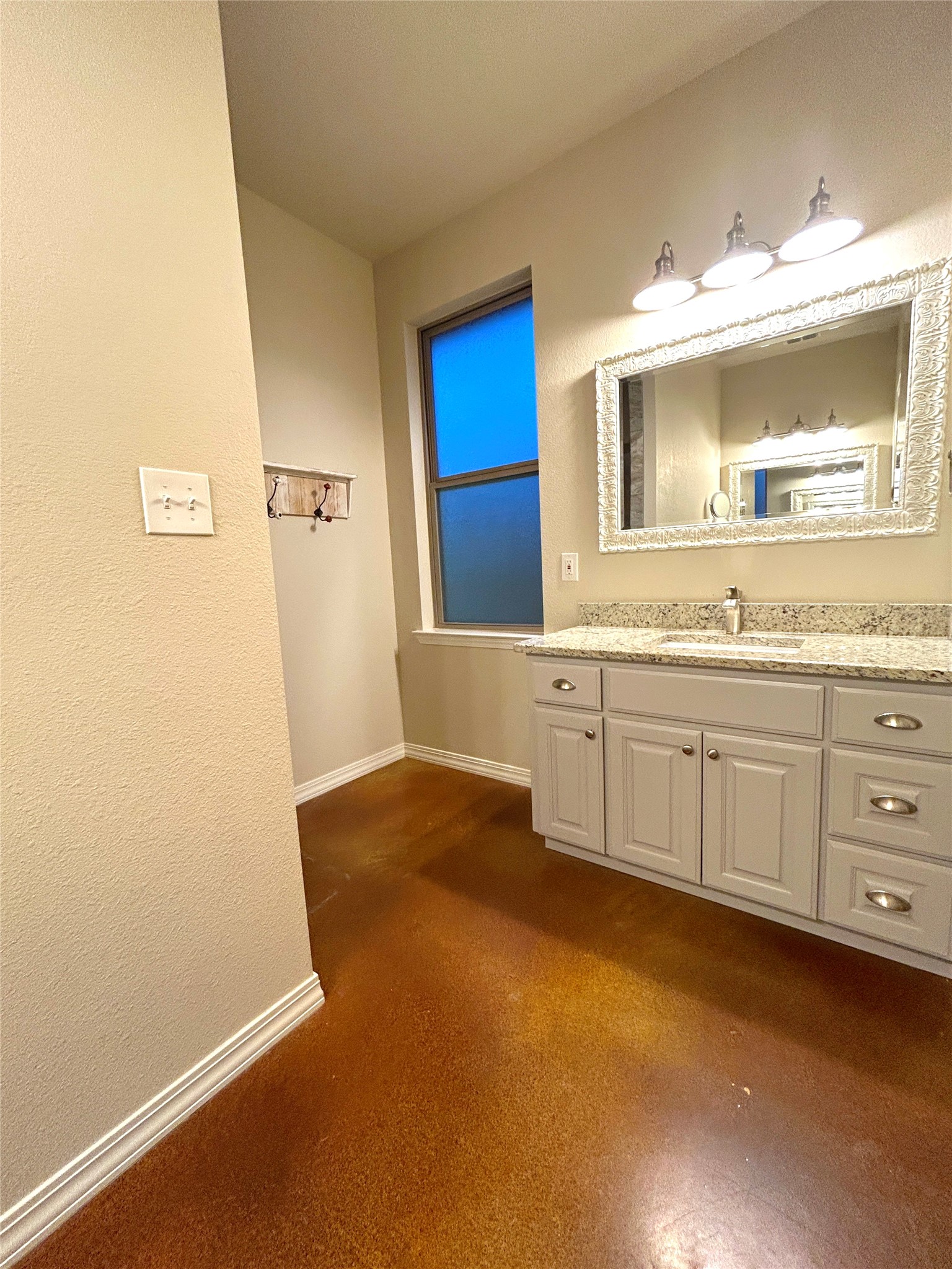 1204 Thomas Lane