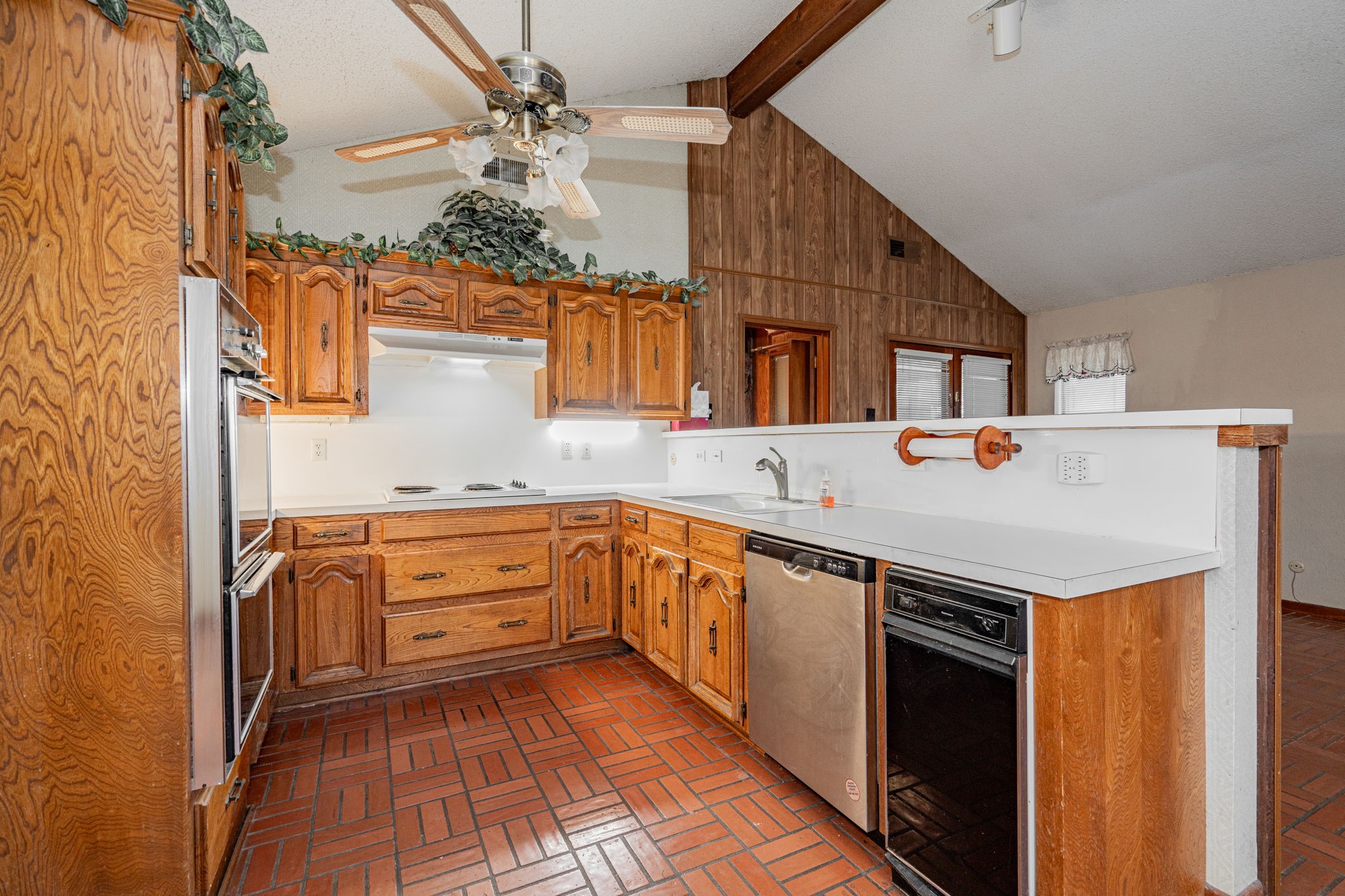 825 Lakeshore Drive