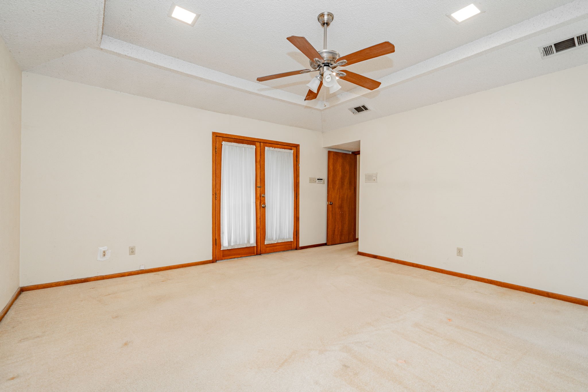 825 Lakeshore Drive