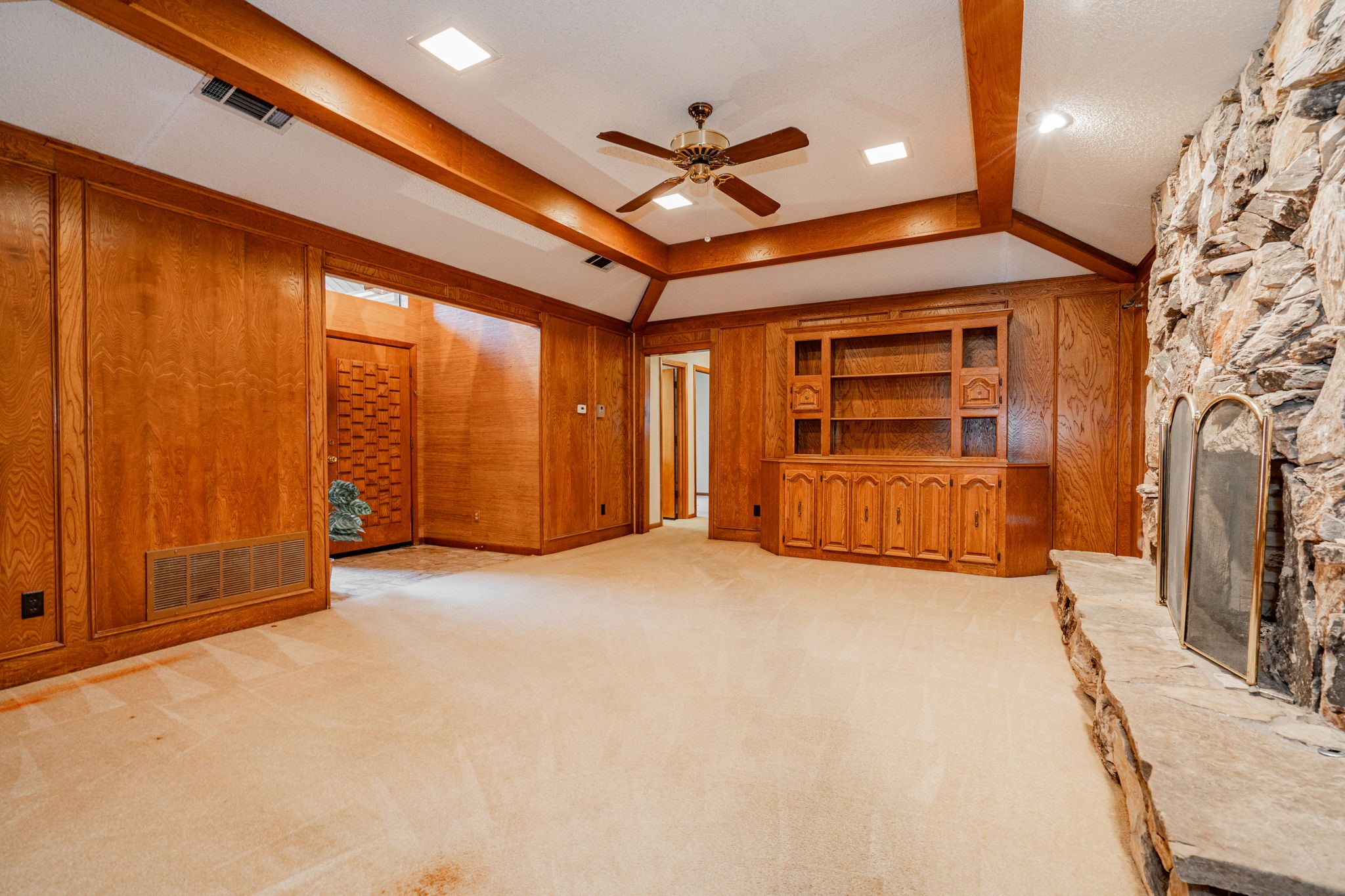 825 Lakeshore Drive