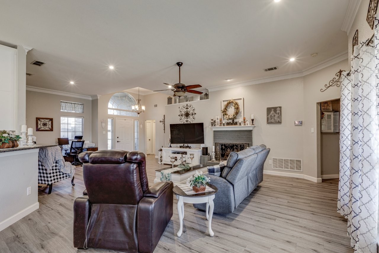 122 E Forestwood Drive