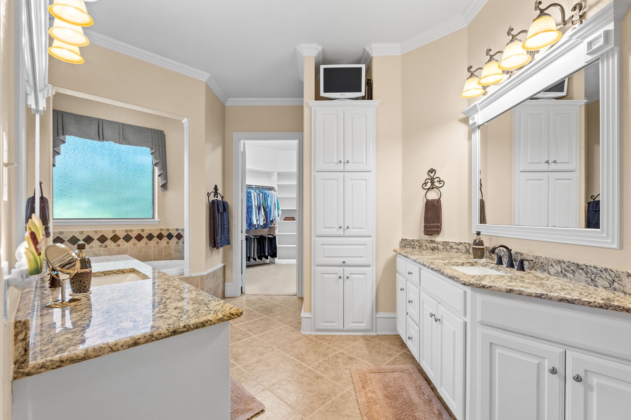 10072 Bluffview Circle