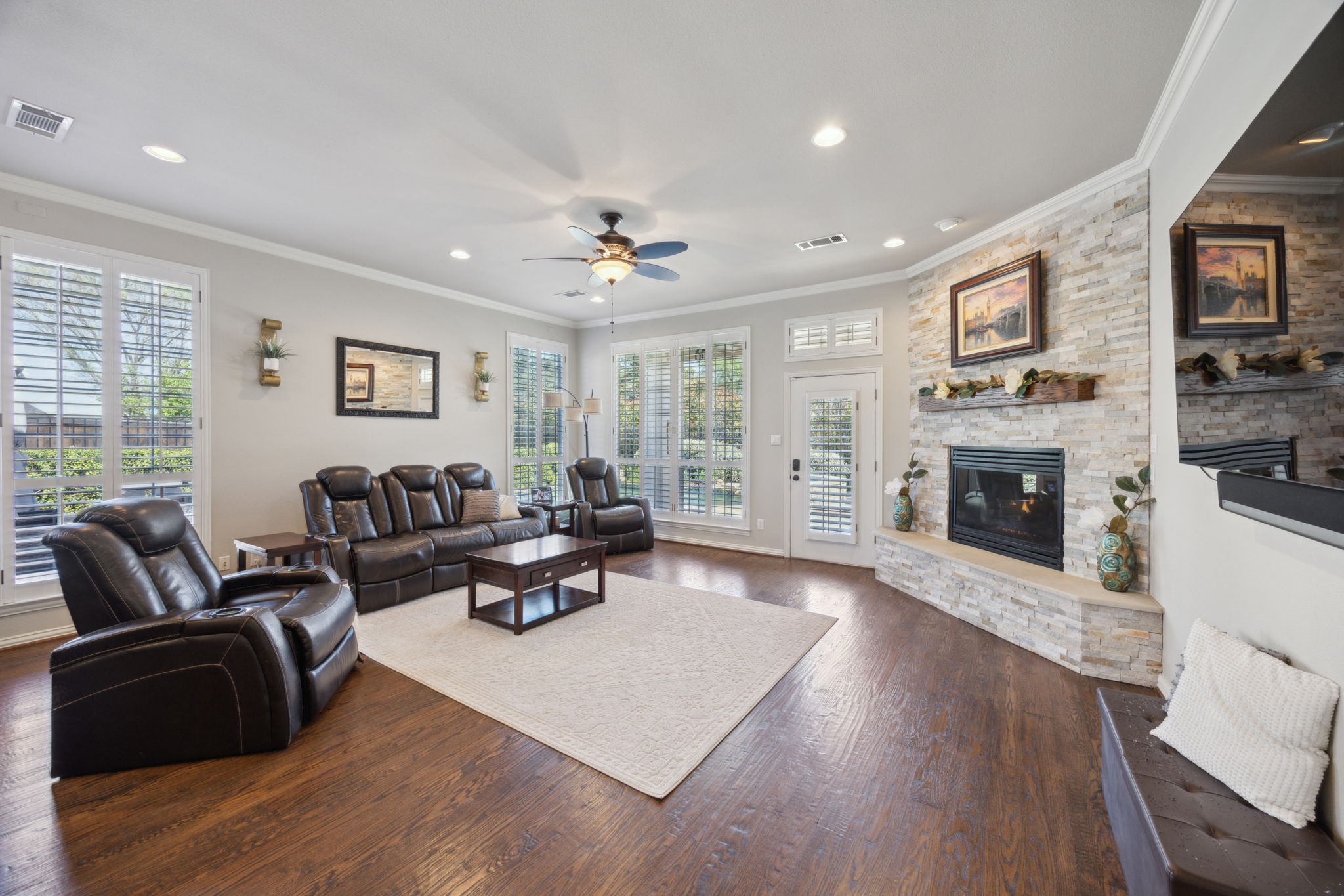2937 Lago Vista Lane