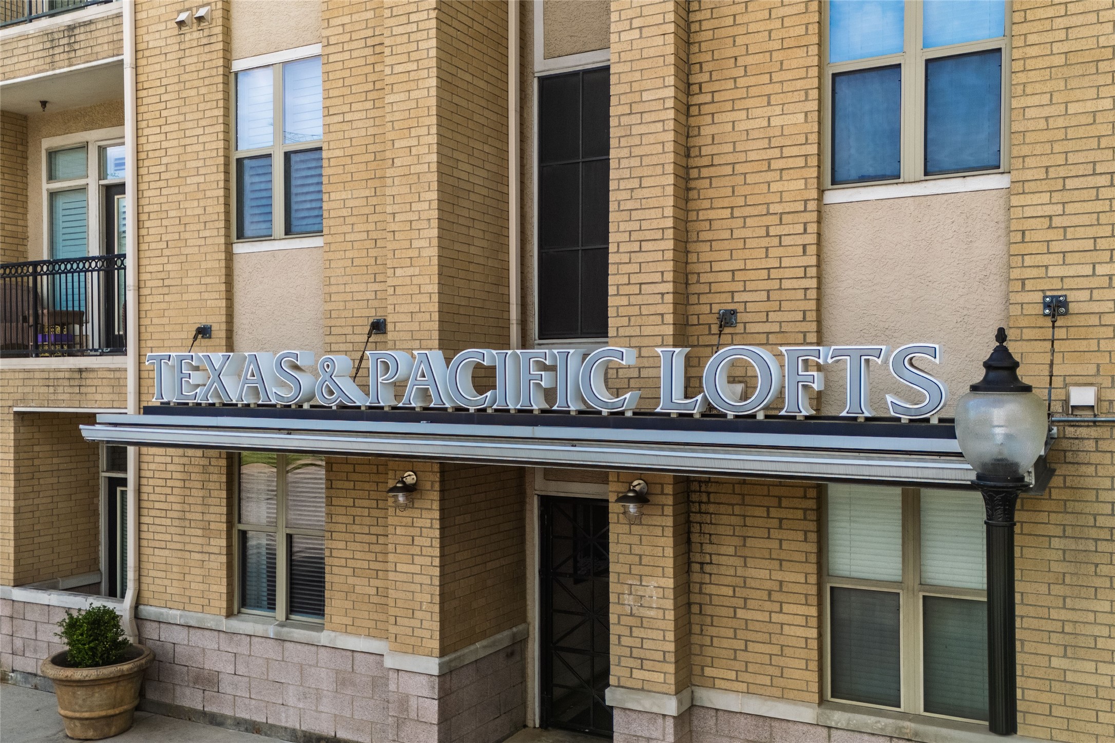 201 W Lancaster Avenue 221