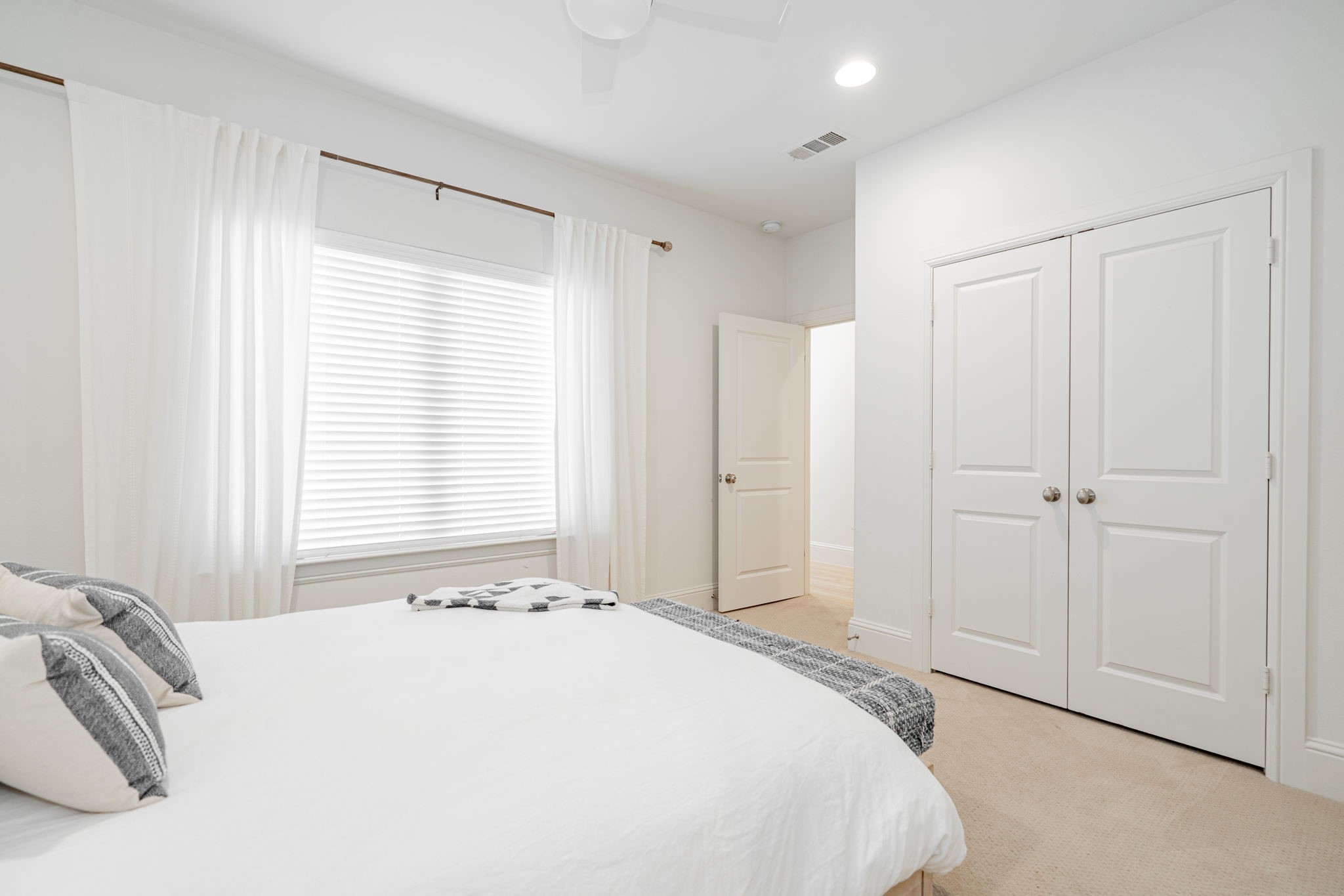 734 W 7th Street