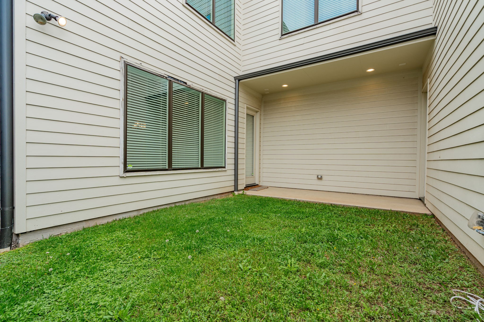 734 W 7th Street