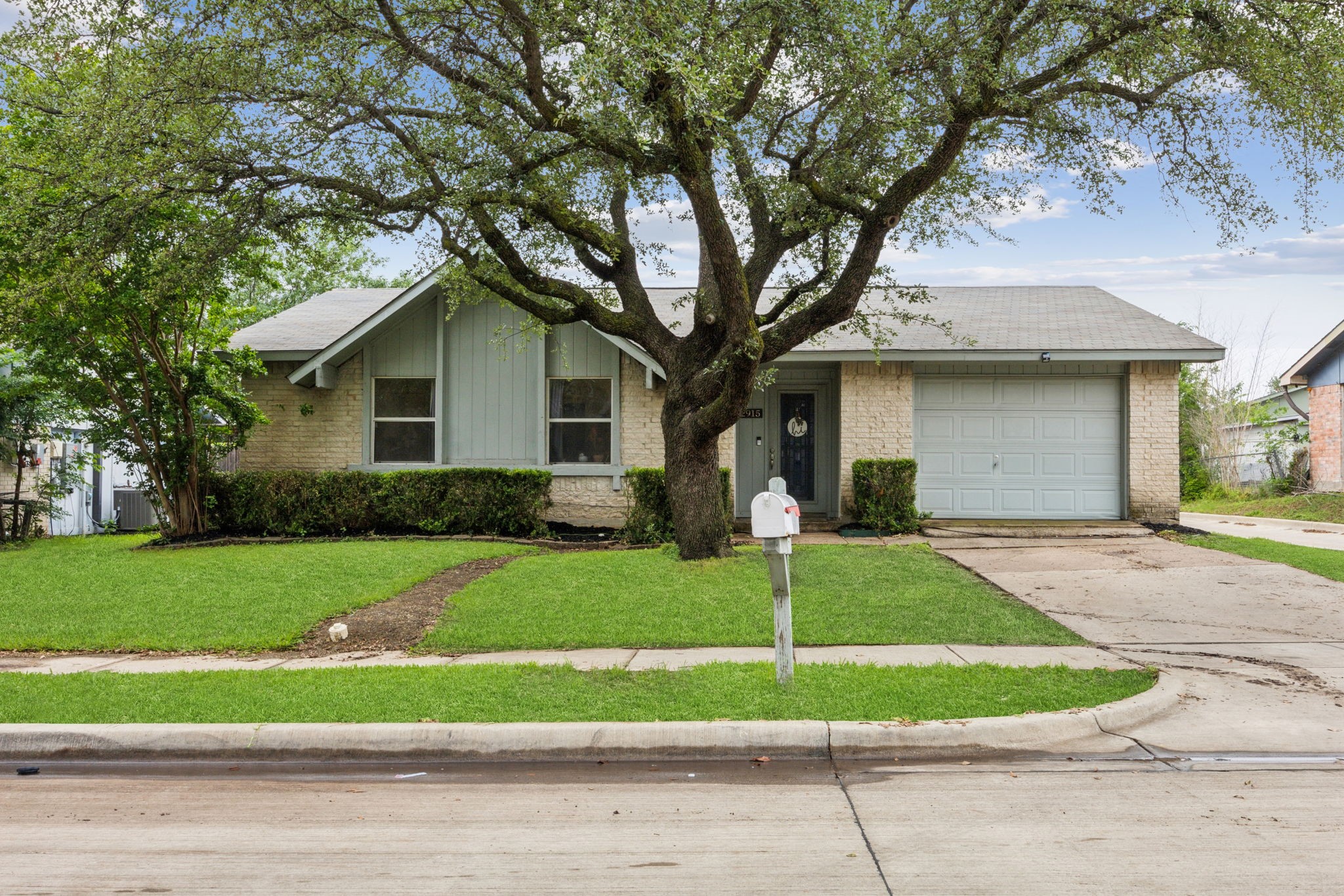 2915 Lockwood Drive
