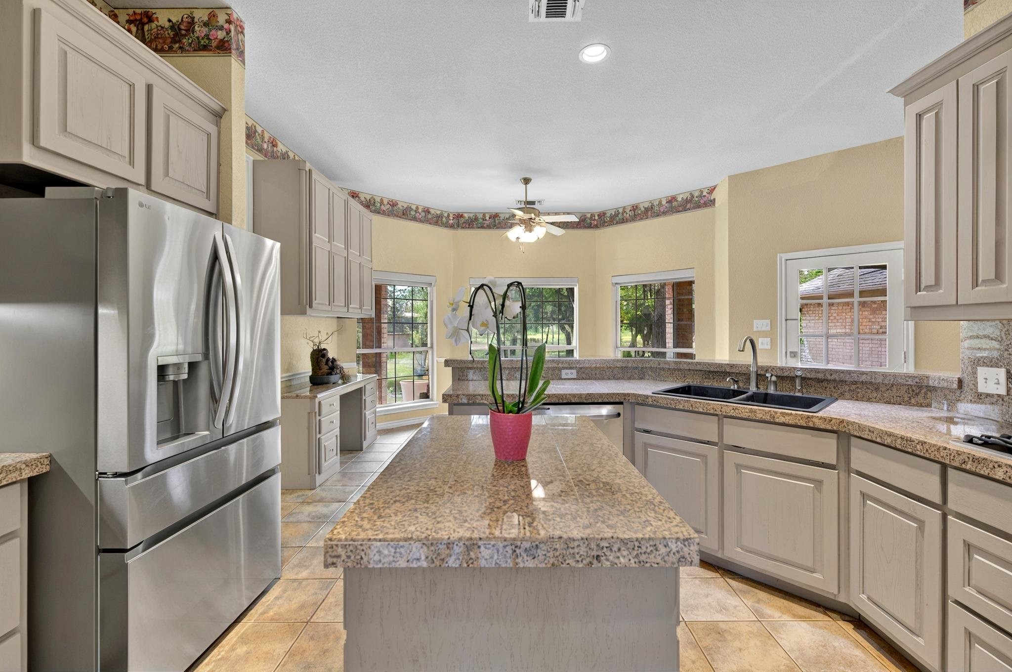 213 W Rio Ridge