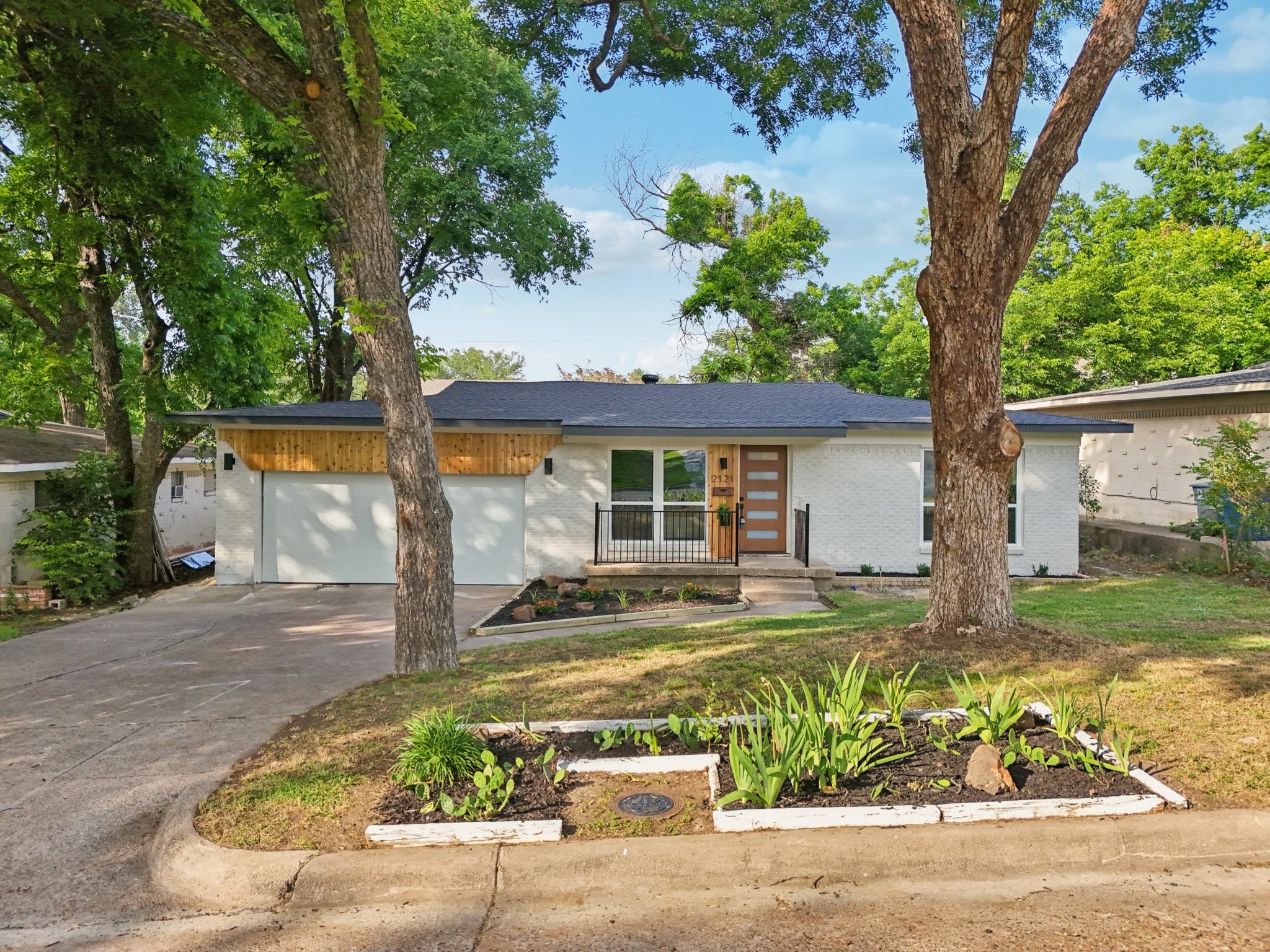 2121 Forest Oaks Drive